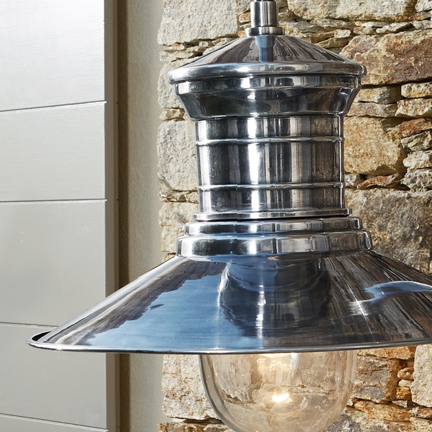 Wandlampe aus poliertem Edelstahl im Industriestil, geeignet für moderne Außenbeleuchtung