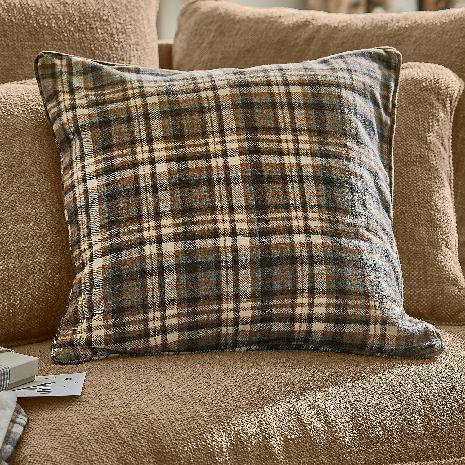 Kissenhülle Celestria Braun-cremefarbenes Karo-Kissen aus weichem Material auf beigem Sofa, gemütliche Wohnraumdeko