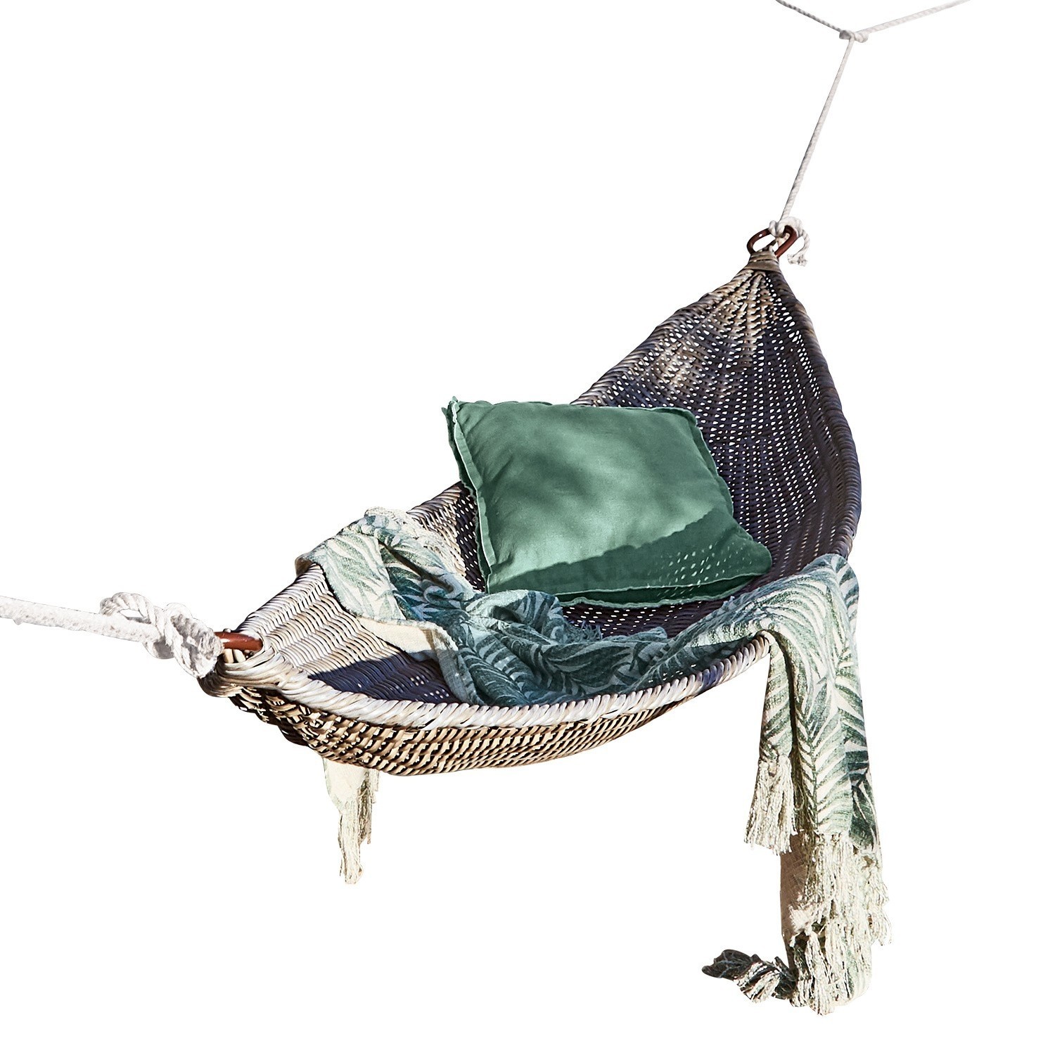 Geflochtener Rattan-Hängematte mit grünem Kissen und Blätterdecke für entspannte Momente