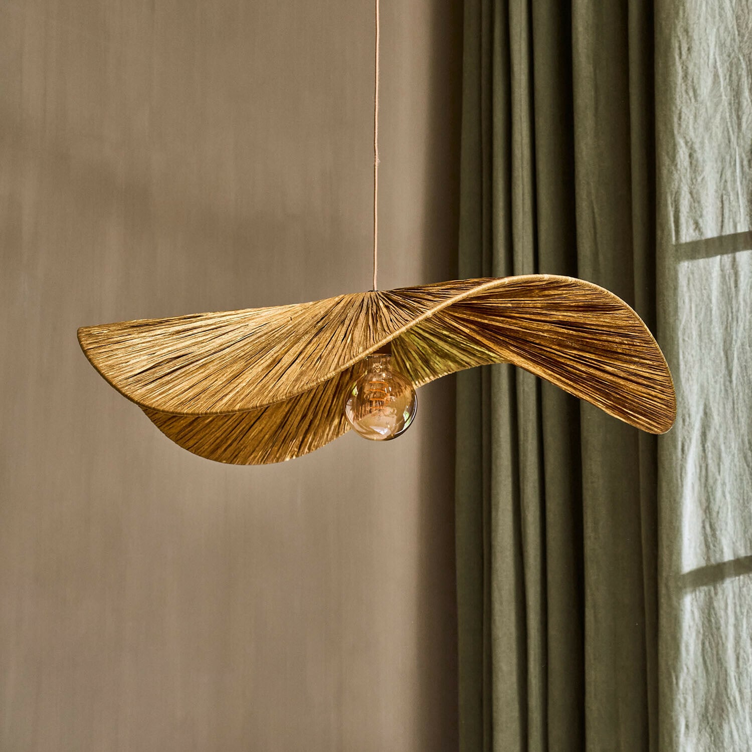 Hängelampe aus natürlichem Material in goldener Blattform, modernes Design für stilvolle Beleuchtung