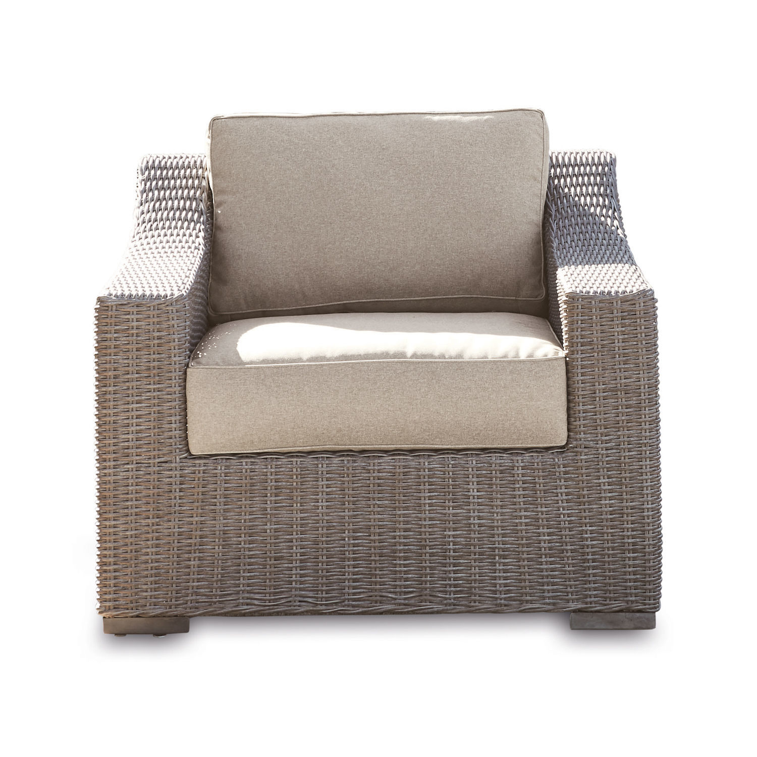 Grau geflochtener Outdoor-Sessel mit beigem Polster, komfortables Terrassenmöbel
