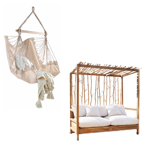 Beiger Baumwoll-Hängesessel und Garten-Sofa aus Holz mit weißen Kissen und natürlichem Gestell