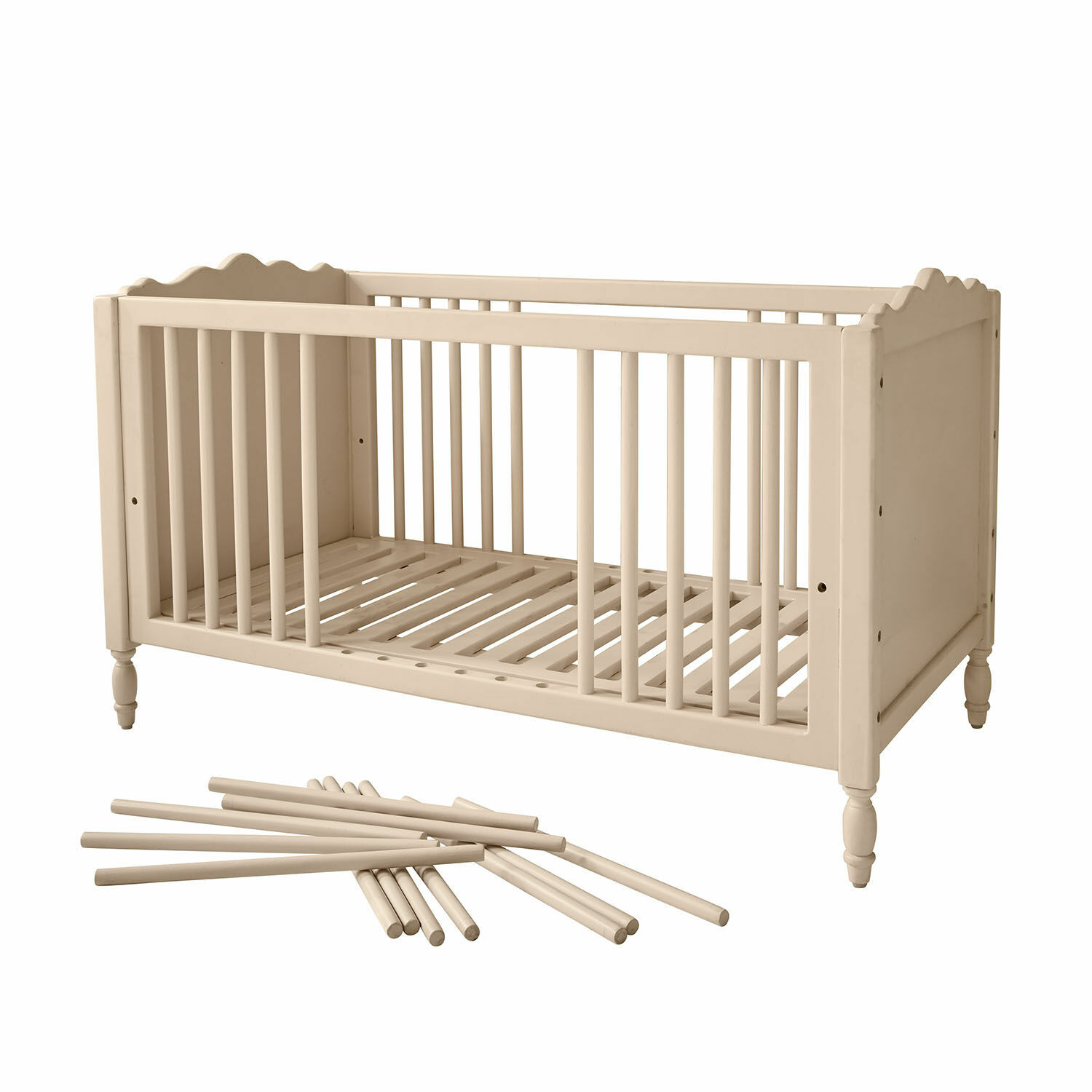 Beige lackiertes Kinderbett aus Holz mit dekorativen Seiten und zusätzlichen Latten zum Montieren