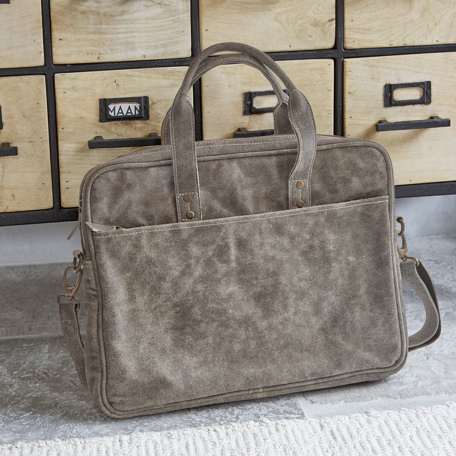 Graue Umhängetasche aus Wildleder mit schlichtem Design, praktische Laptop- und Dokumententasche