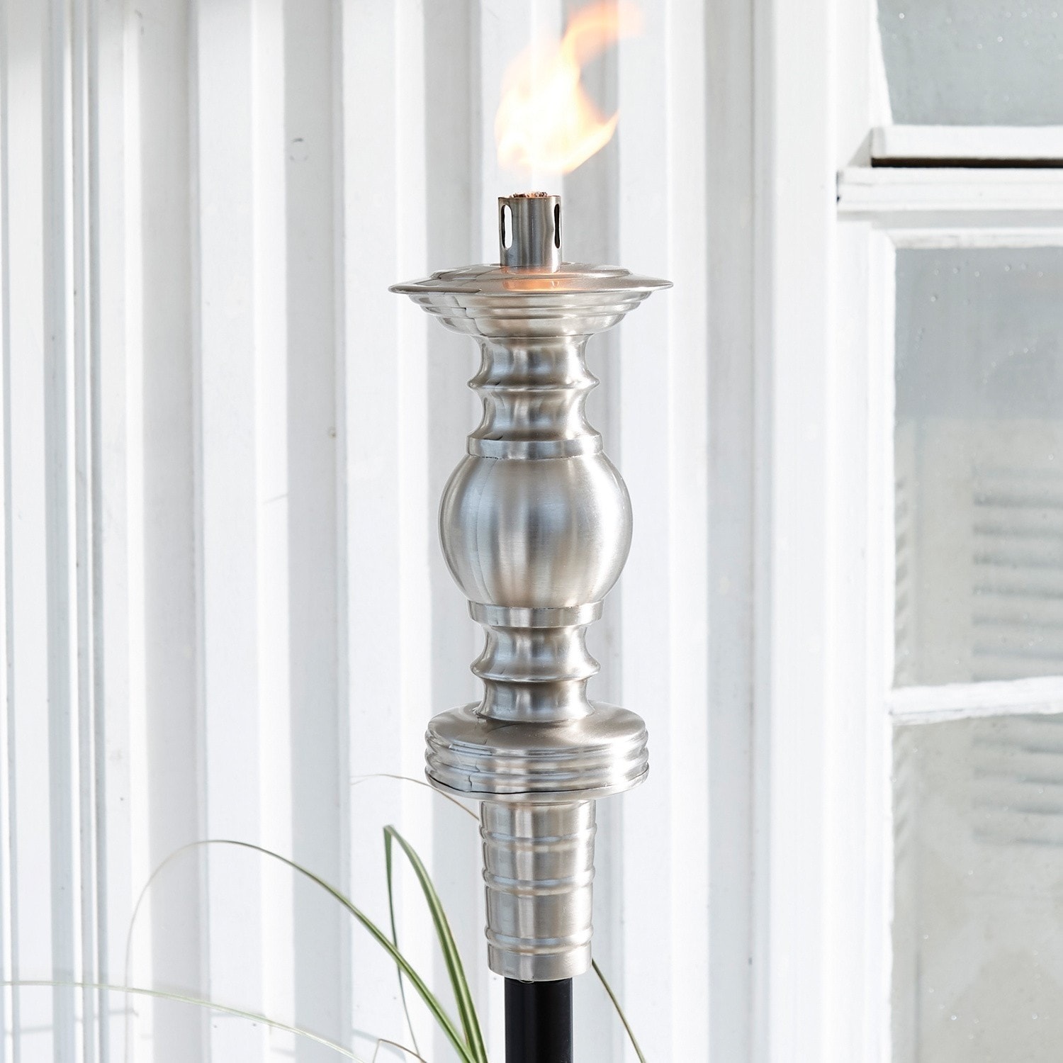 Metall-Gartenfackel in Silber mit Flamme, dekorative Außenbeleuchtung für Terrasse