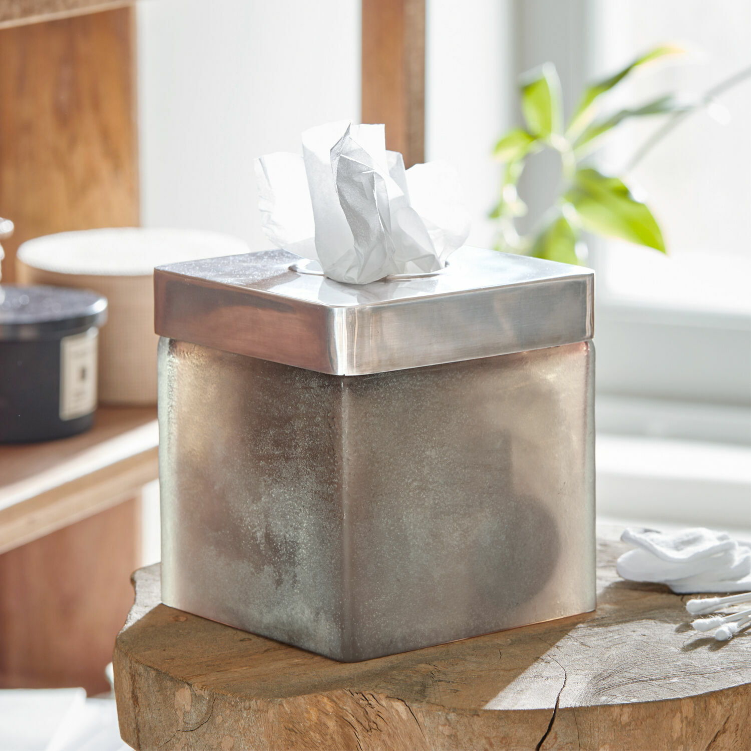 Taschentuchbox Celline Quadratische Taschentuchbox aus gebürstetem silbernem Metall auf Holzuntergrund