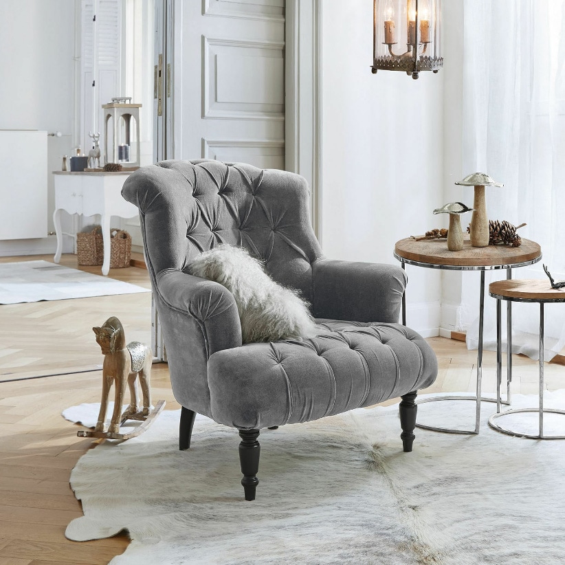 Grauer Parranquet Sessel aus weichem Material in stilvollem Wohnzimmer mit Holzboden und Dekorationen