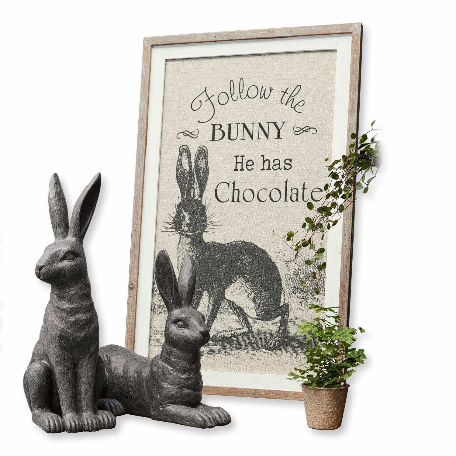 Dekoboard Chocolate Graue Hasenfiguren aus Deko-Material mit Rahmen und Schriftzug über Hasen und Schokolade