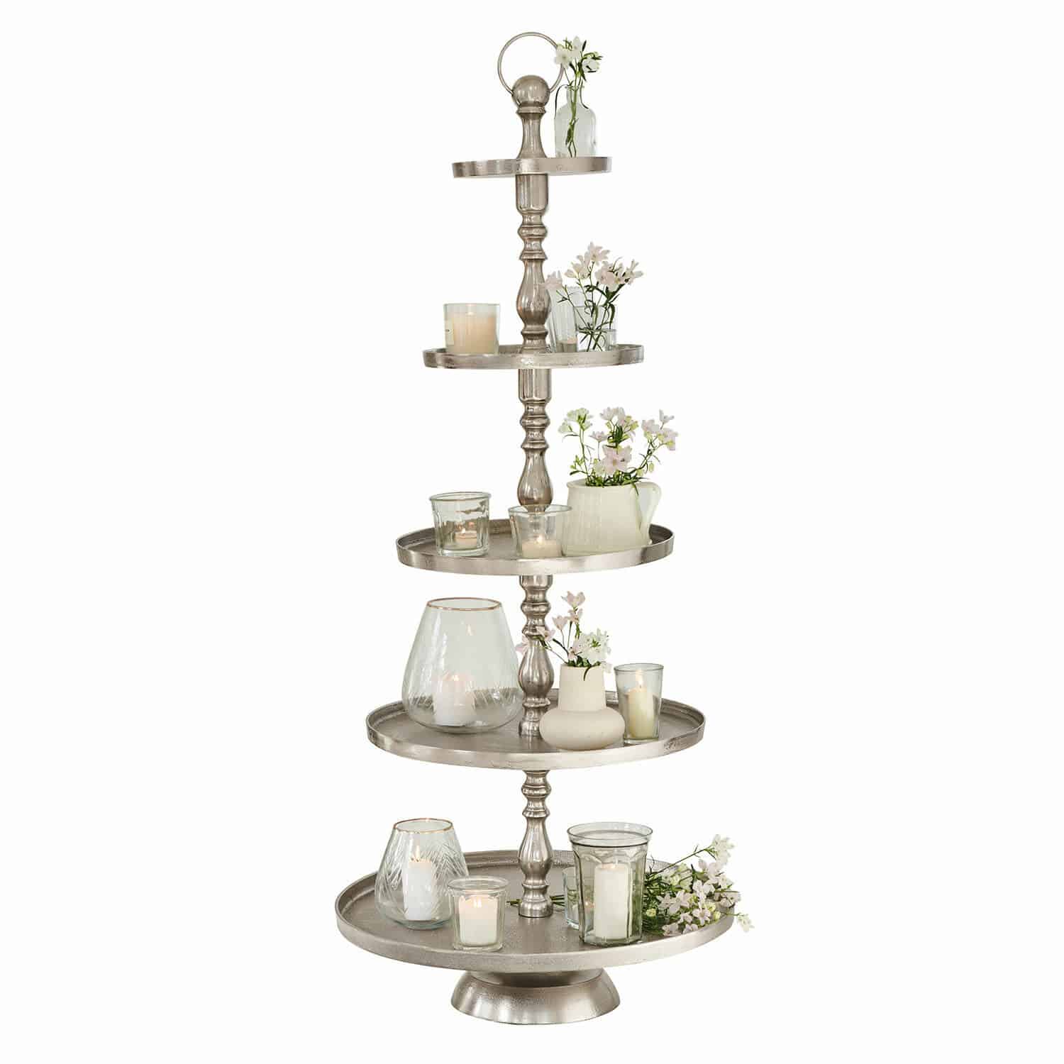Etagere Magonie Fünfstöckige silberne Metall-Etagere mit Kerzen und weißen Blumen als Dekoration