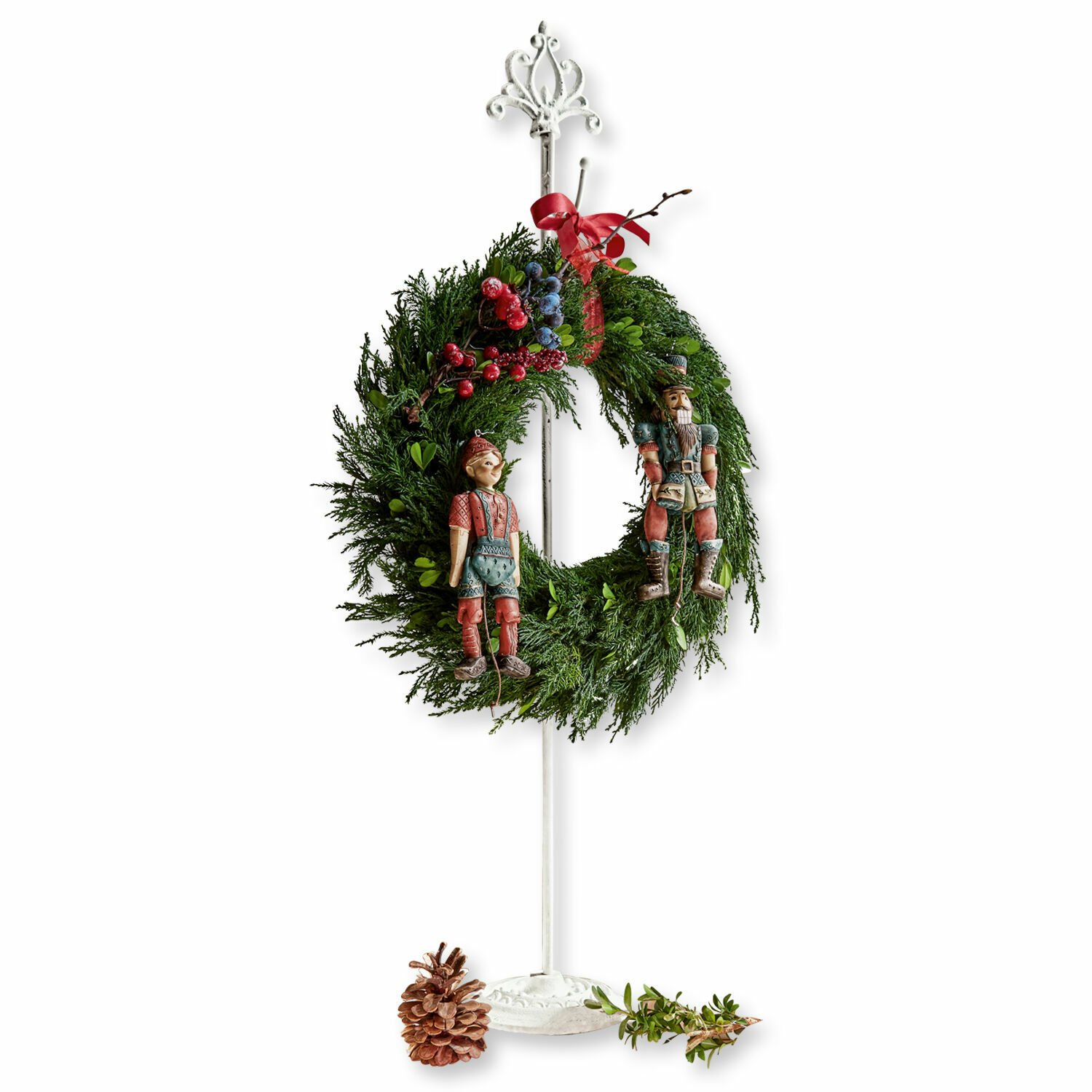 Kranzständer Irulan Weihnachtskranz aus grünen Zweigen mit roten und blauen Beeren, Holzfiguren, auf weißem Ständer
