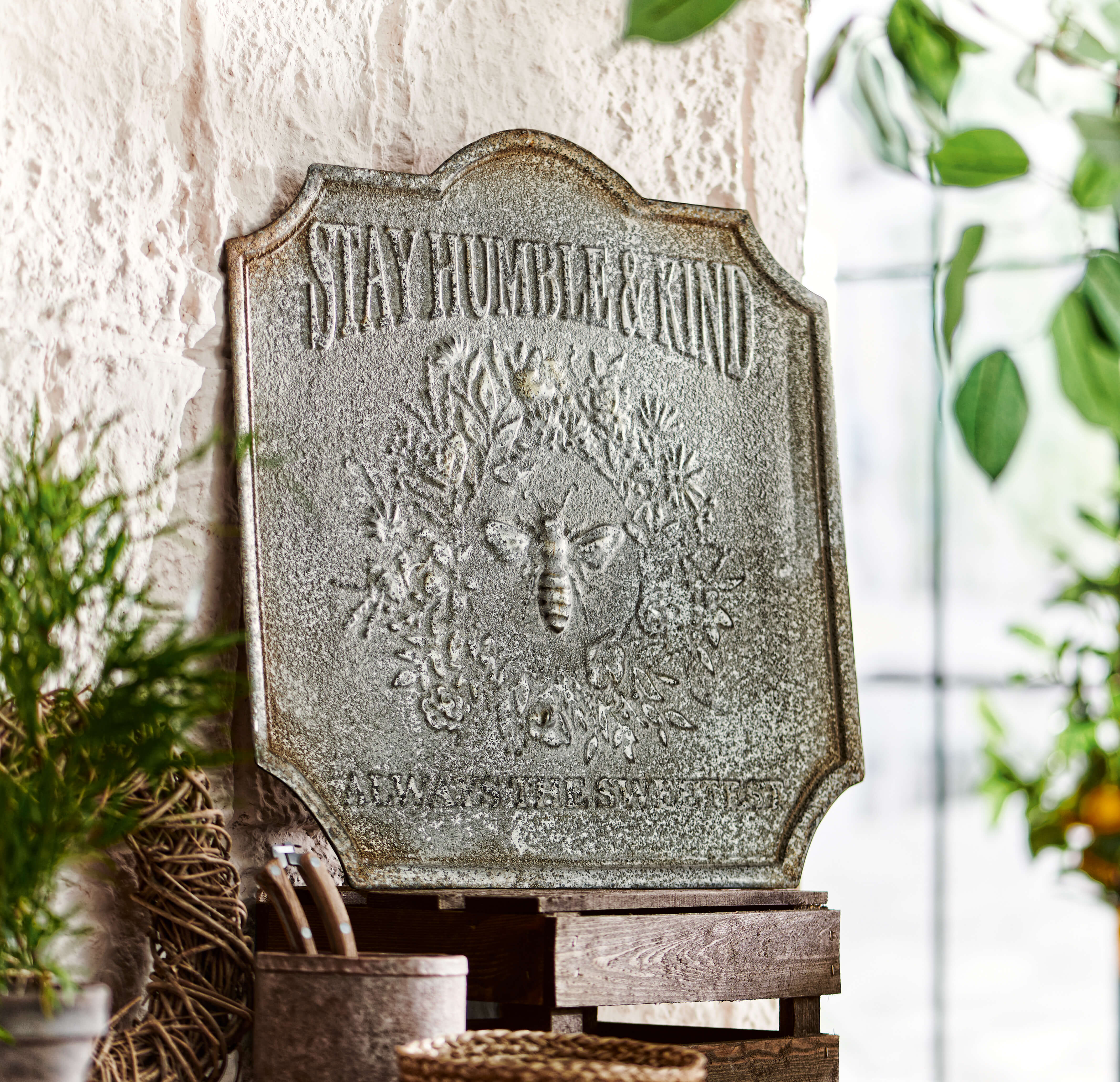 Dekorative Vintage-Metalltafel mit Schriftzug Stay Humble & Kind und Bienenmotiv zur Wanddekoration