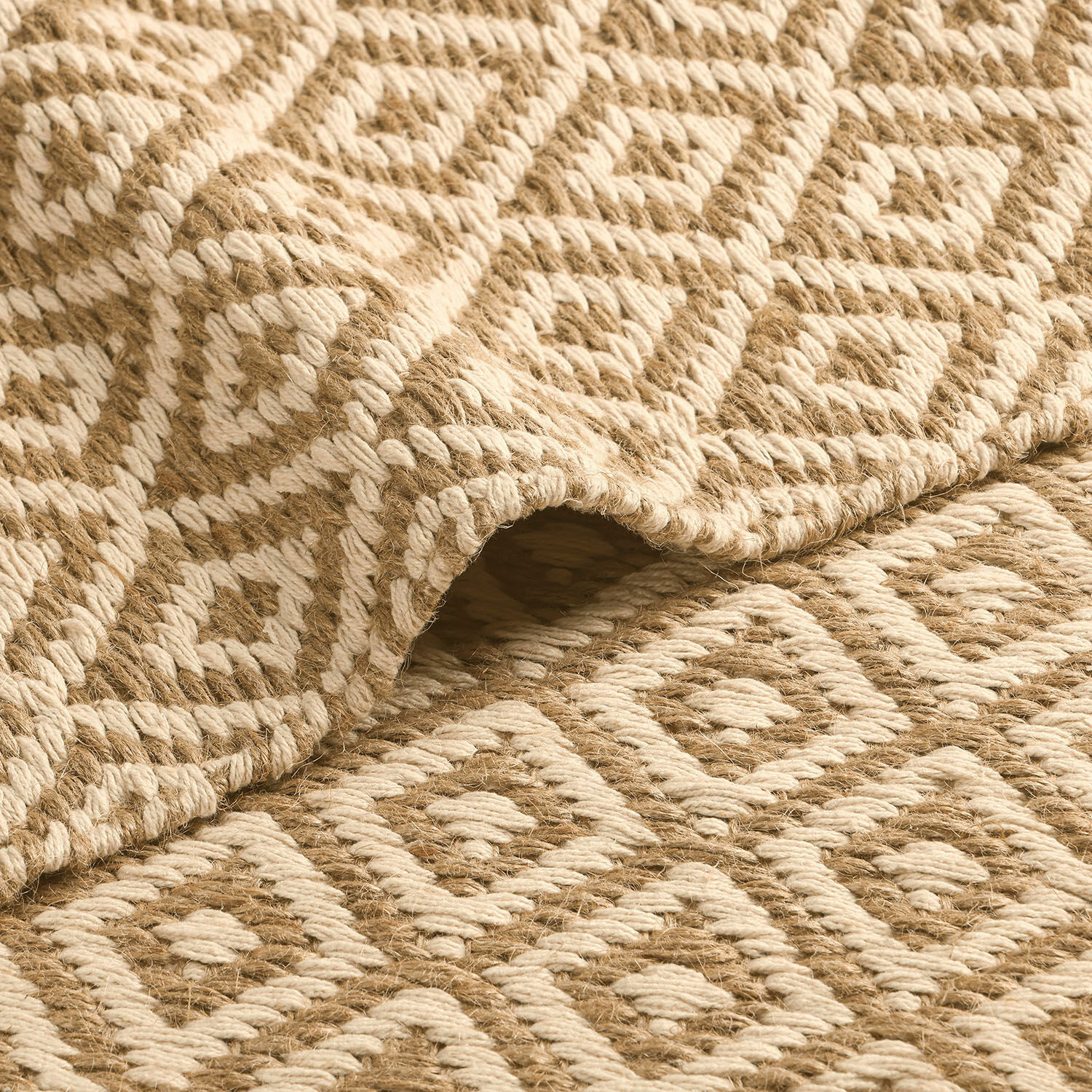 Teppich aus natürlicher Jute in Beige-Braun mit geometrischem Muster, robust und dekorativ
