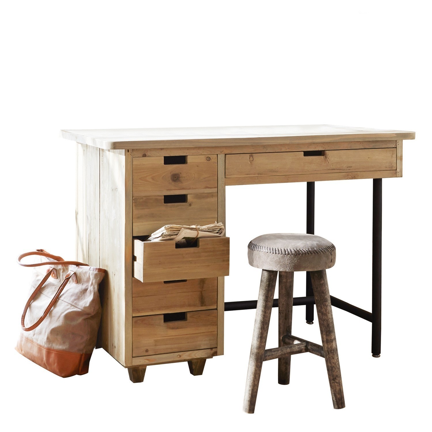 Holzschreibtisch mit Schubladen, vintage Hocker und Tasche am Boden im Landhausstil