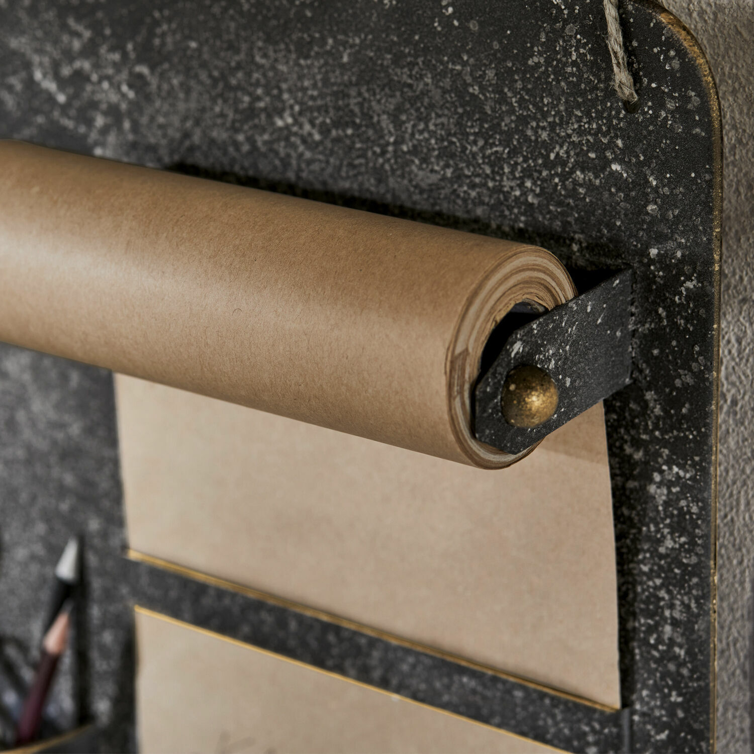 Metalltafel mit braunem Kraftpapier-Rollenhalter für Notizen und Skizzen