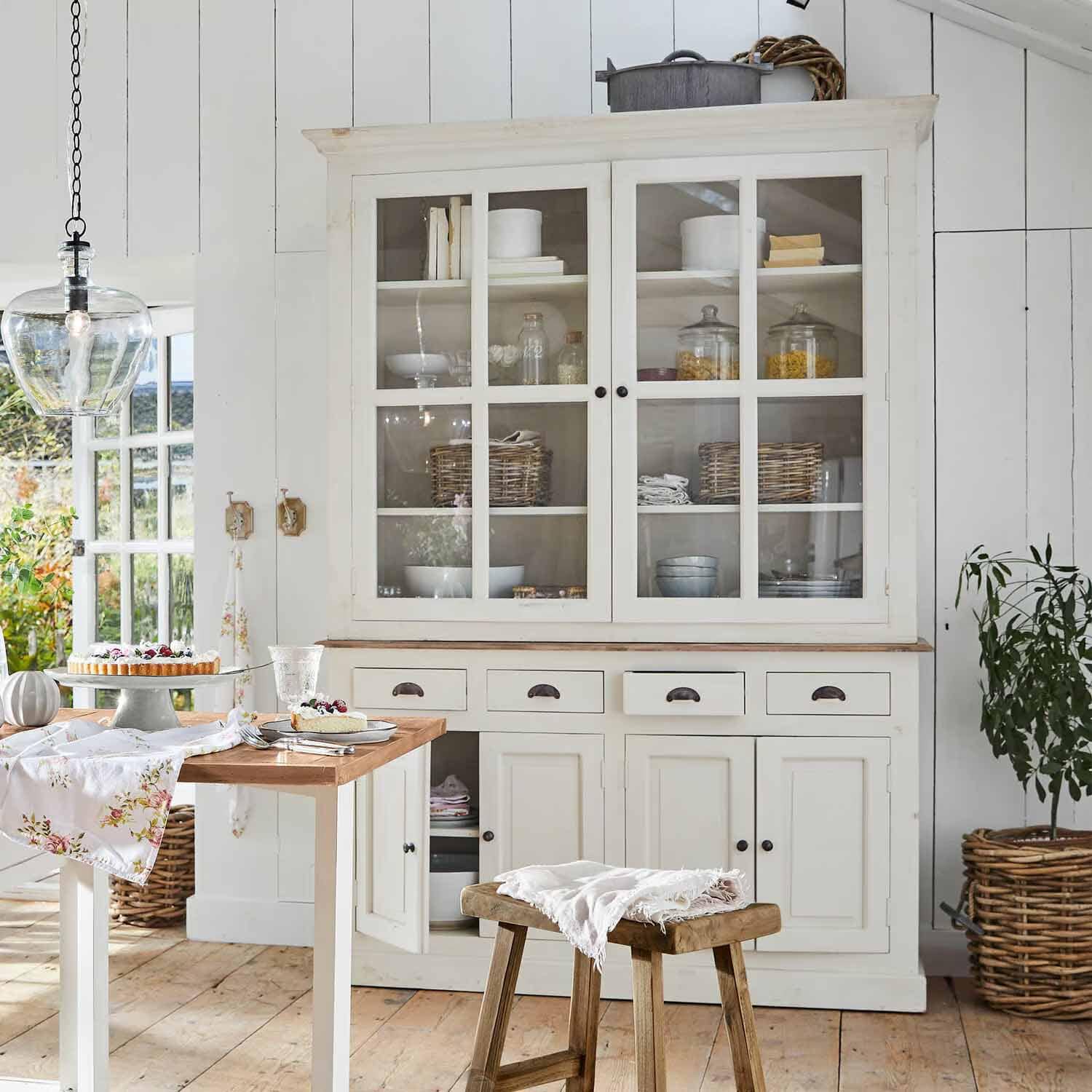 Weißer Holzvitrinenschrank mit Glastüren und Schubladen im rustikalen Küchenstil