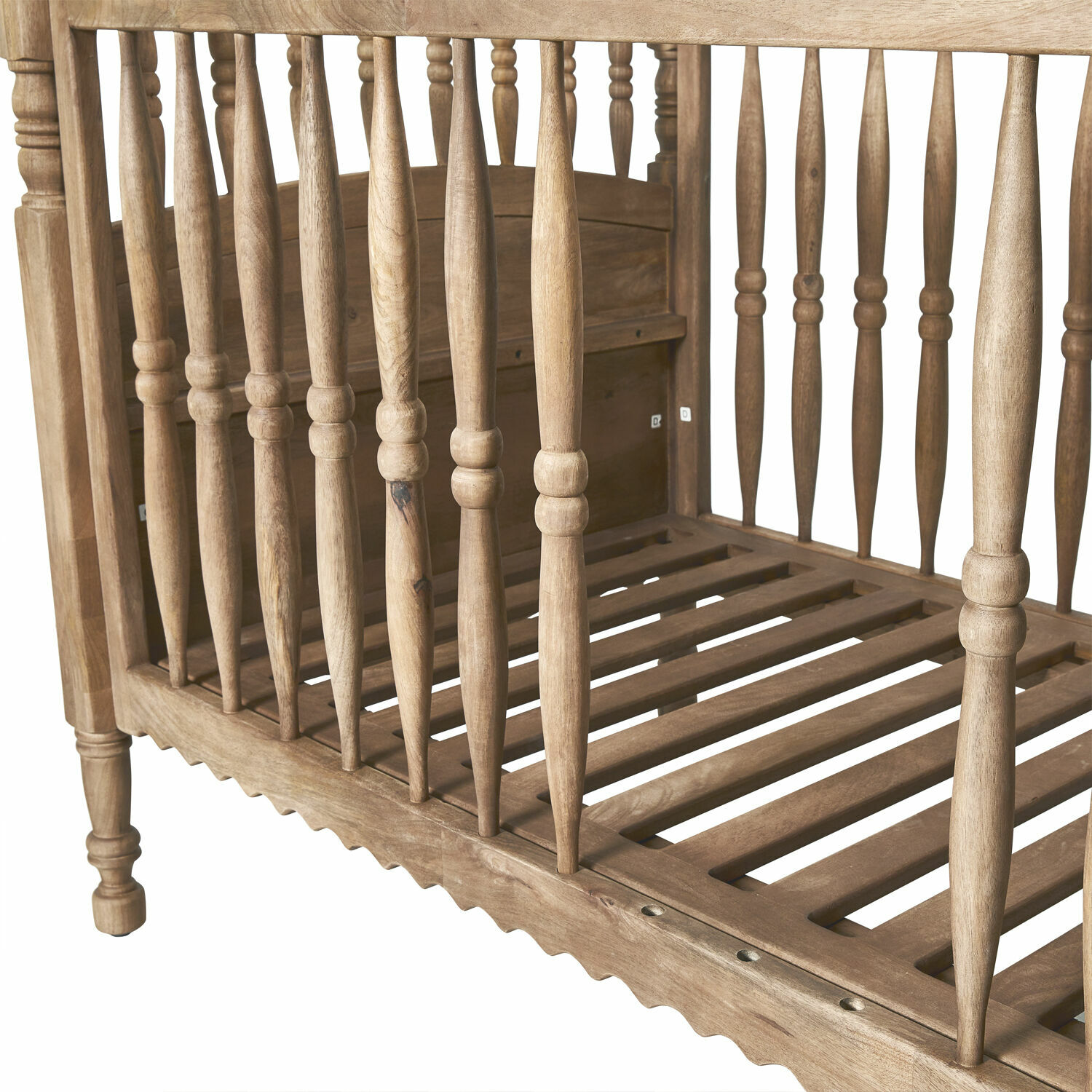 Kinderbett aus hellem Naturholz mit gedrechselten Stäben, robustes Babybett aus Holz