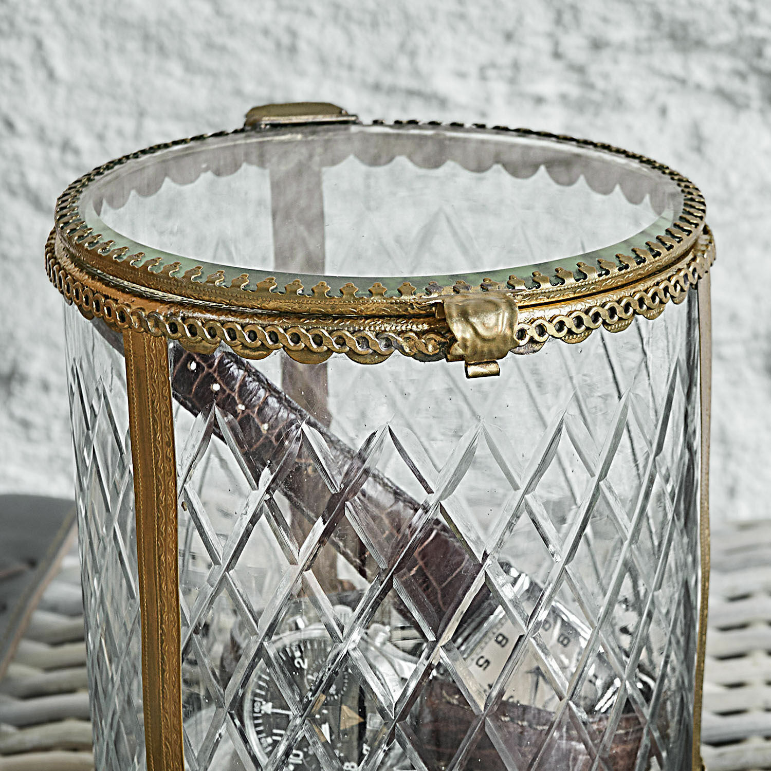 Runde Glasschatulle mit messingfarbenem Rahmen und Diamantmuster, transparent und verziert