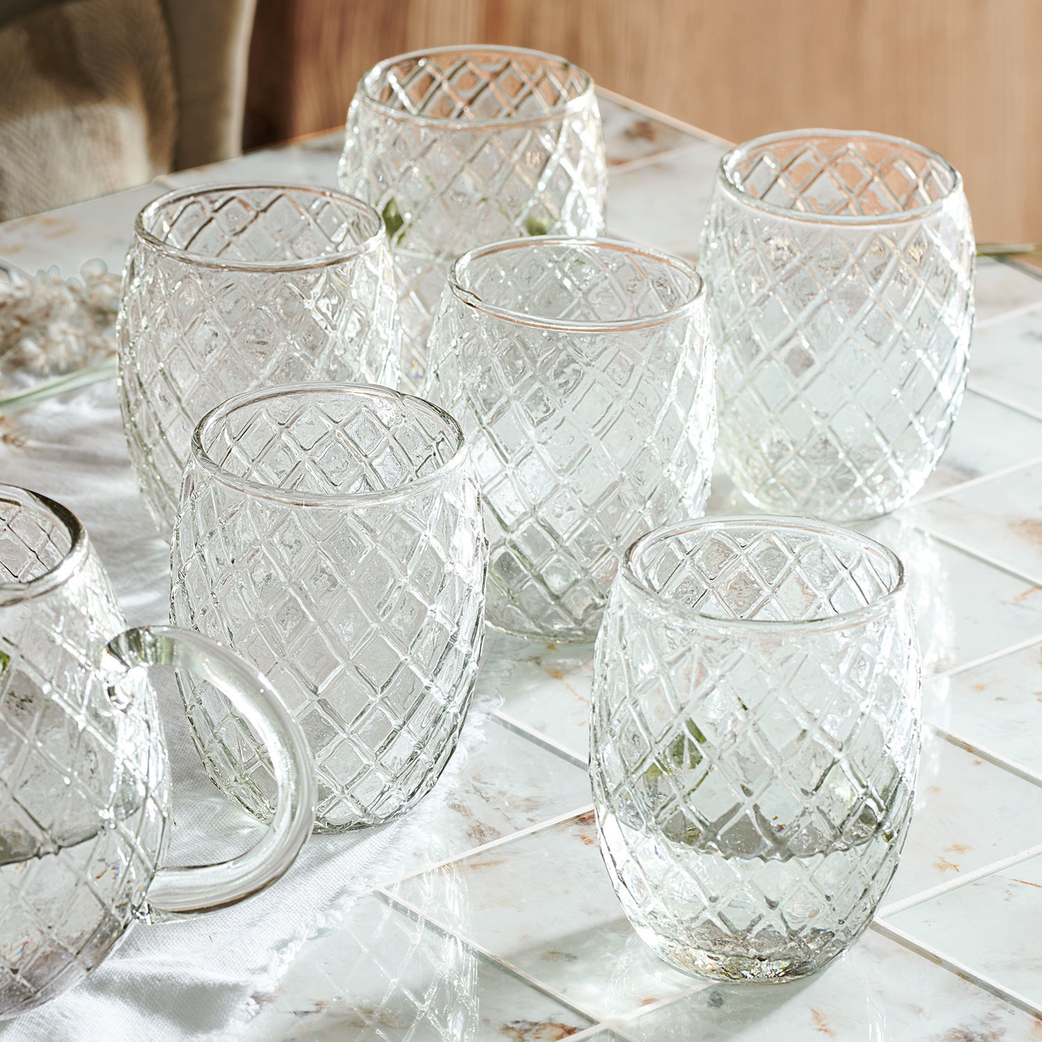 Glas 6er Set Corrofin Transparente Gläser mit Rautenmuster auf Marmorplatte zum Servieren von Getränken