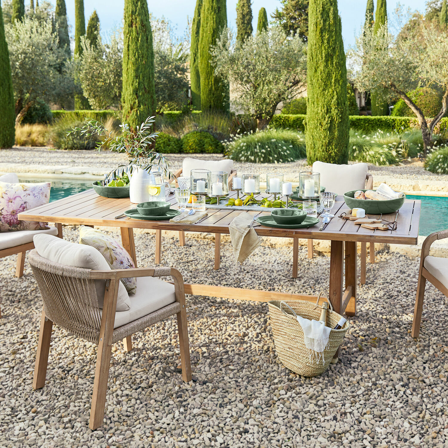 Tisch FSC®-100% Kennedy Gartenmöbel-Set mit Holztisch und beigen Stühlen auf Kieselstein-Terrasse neben Pool