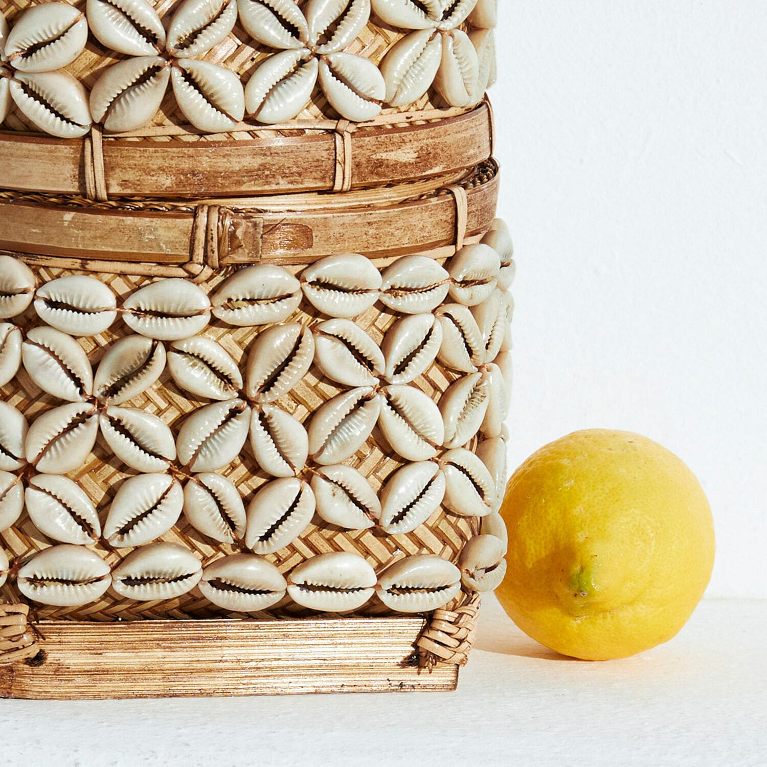 Dekorativer Korb aus Rattan mit weißen Muscheln, Naturmaterial, Boho-Stil, Wohnaccessoire
