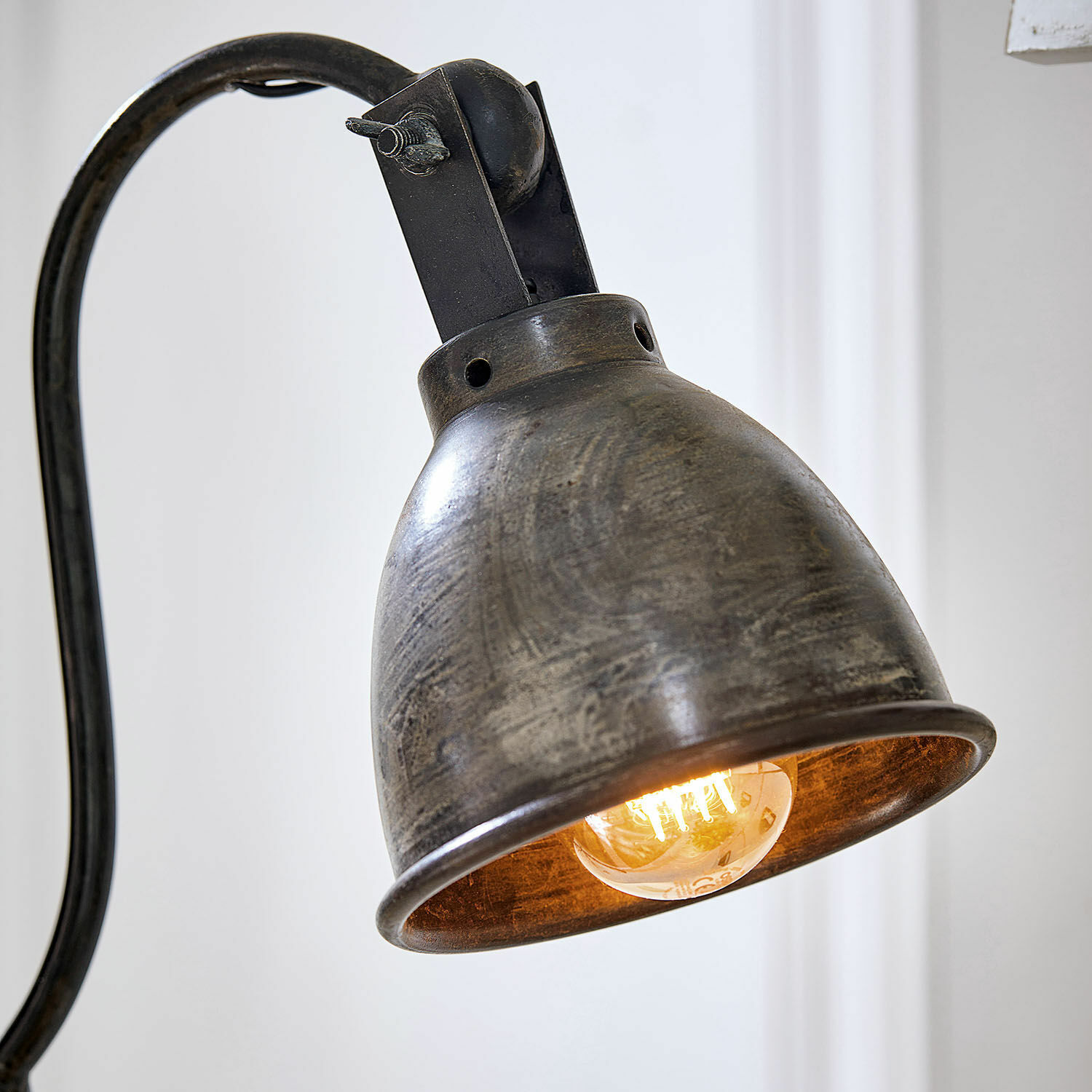 Vintage Metall-Tischlampe mit dunkelgrauem Schirm und leuchtender LED-Glühbirne