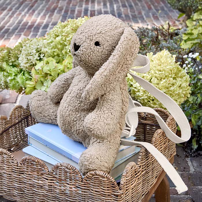 Kinderrucksack in Form eines beigen Plüschhasen aus weichem Material, ideal für Ausflüge