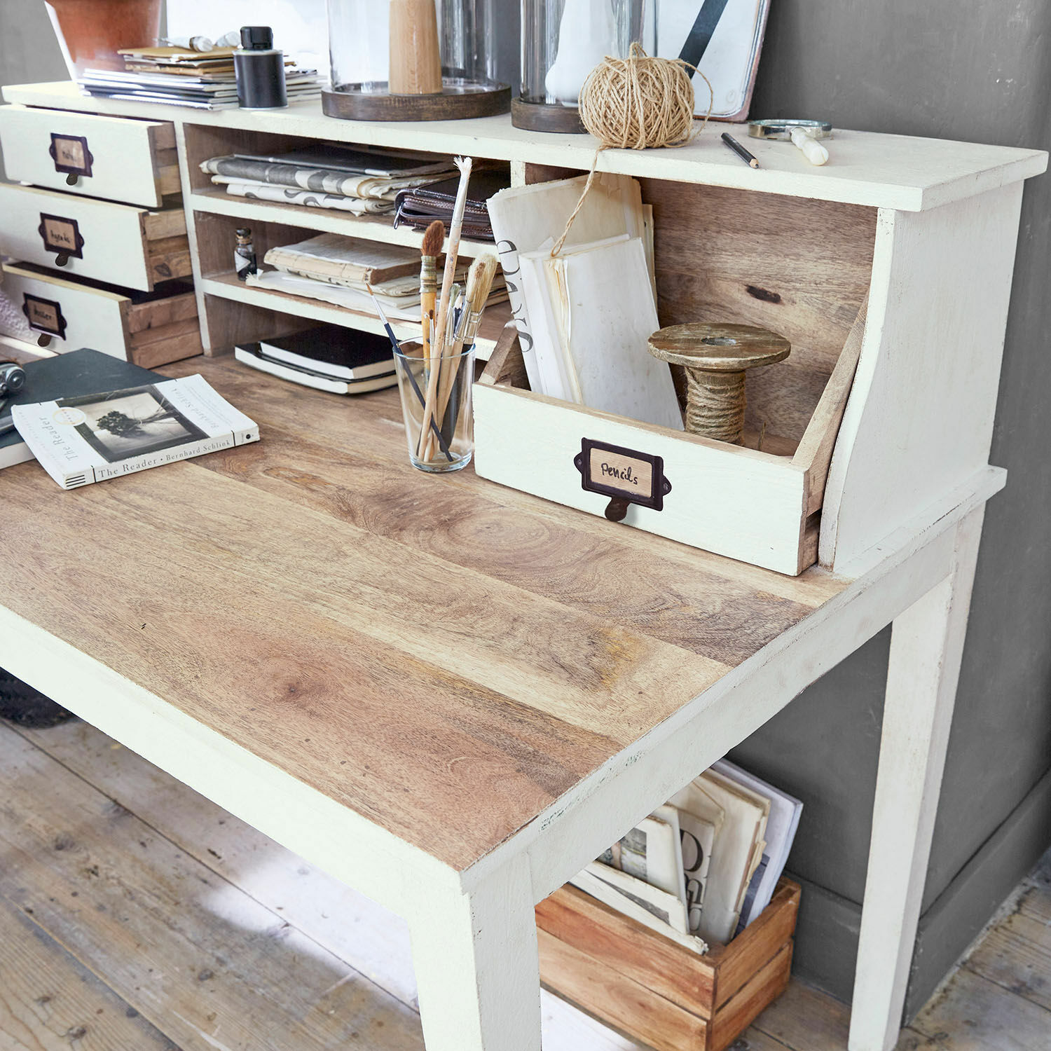 Schreibtisch aus Mangoholz mit weißem Gestell, Organizer und Schreibutensilien im Vintage-Stil