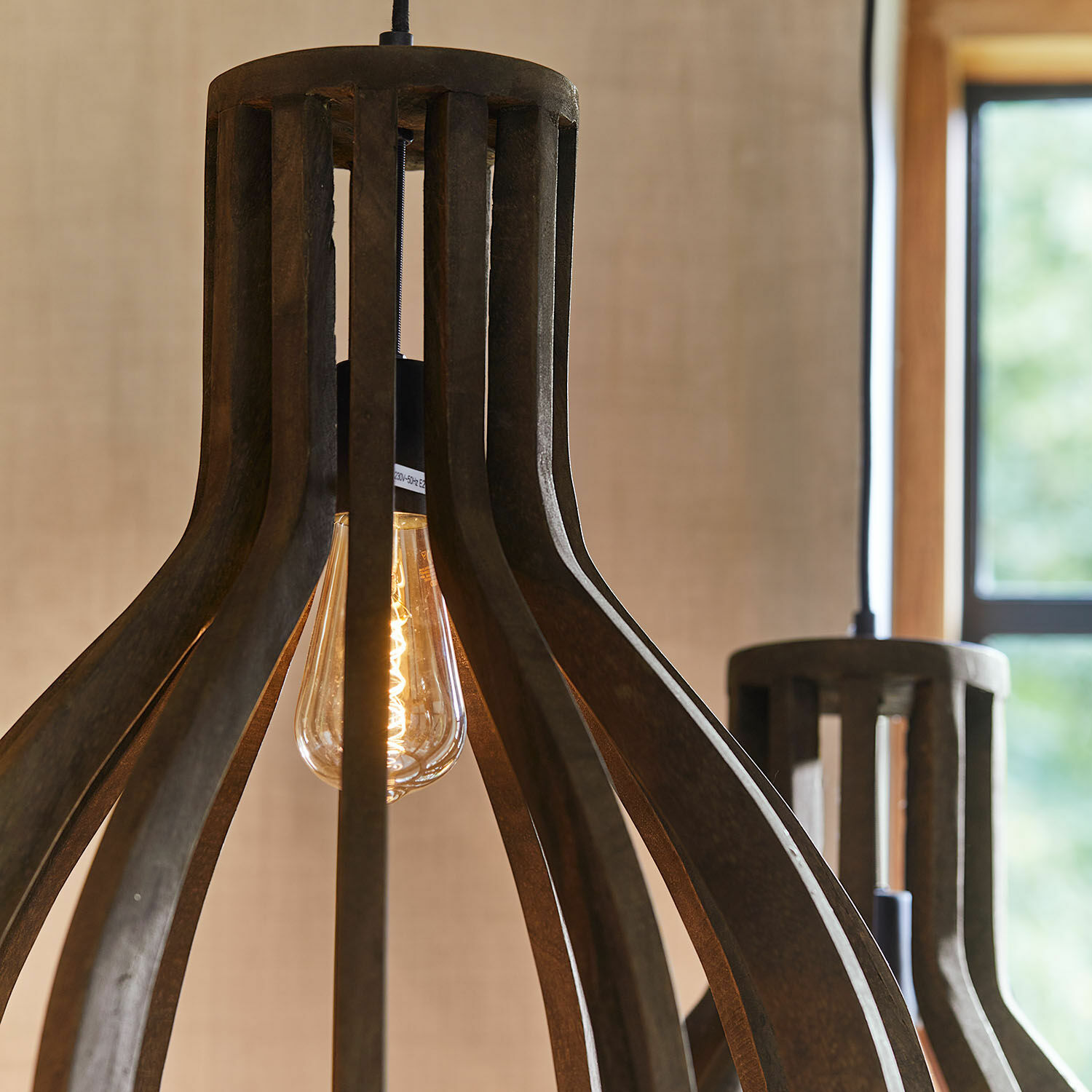 Hängelampe aus dunklem Holz mit sichtbarer Glühbirne, modernes Wohnraumlichtdesign