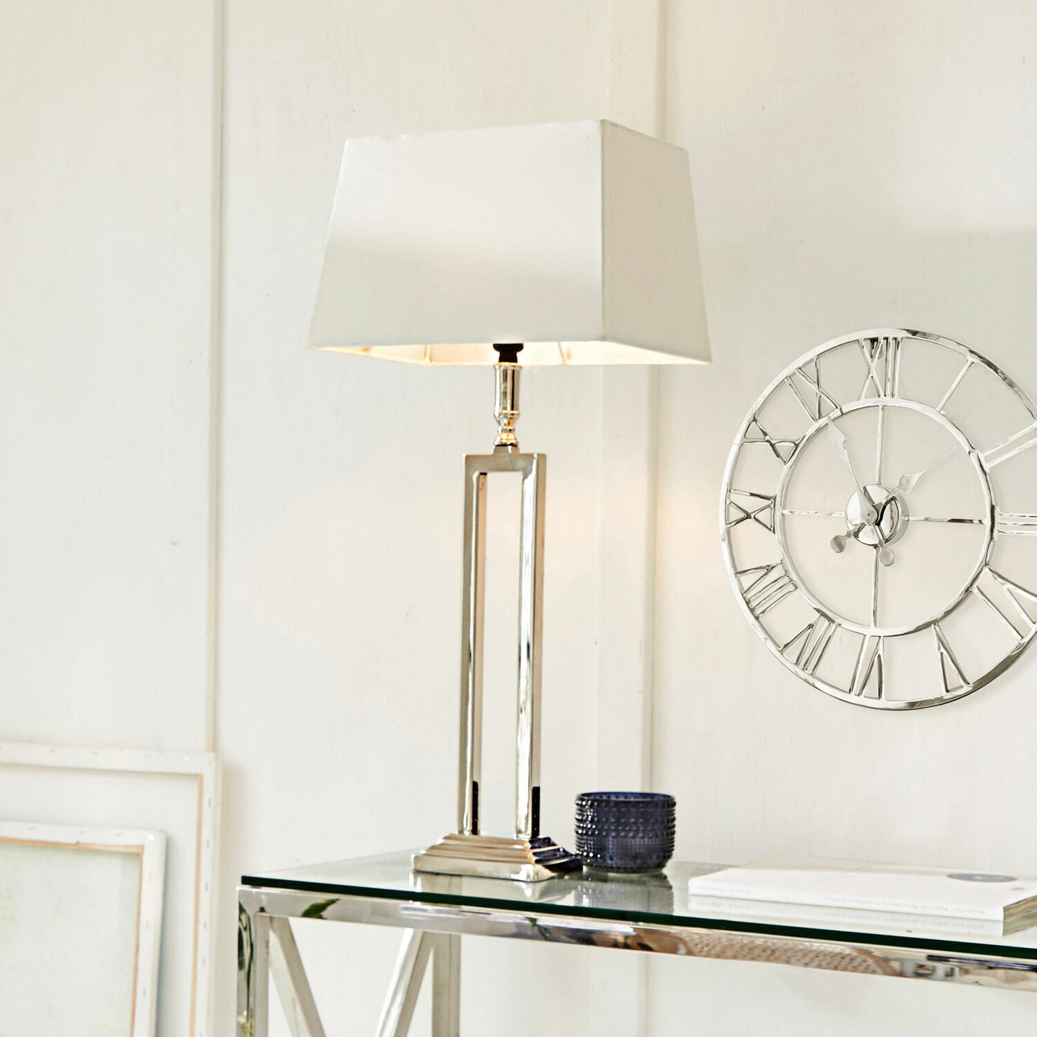 Tischlampe Kinshaa Moderne Tischlampe mit Metallfuß und weißem Lampenschirm auf Glastisch