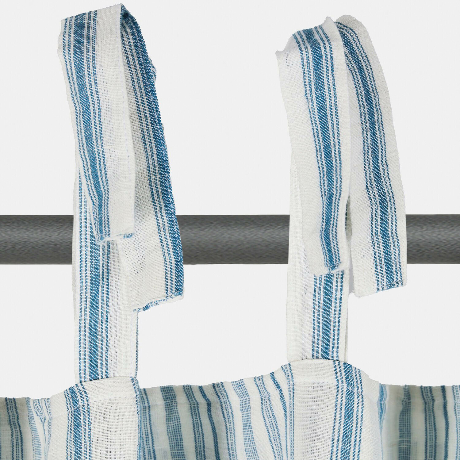 Leinenvorhang in Weiß mit blauen Streifen und gebundenen Schlaufen zum Aufhängen