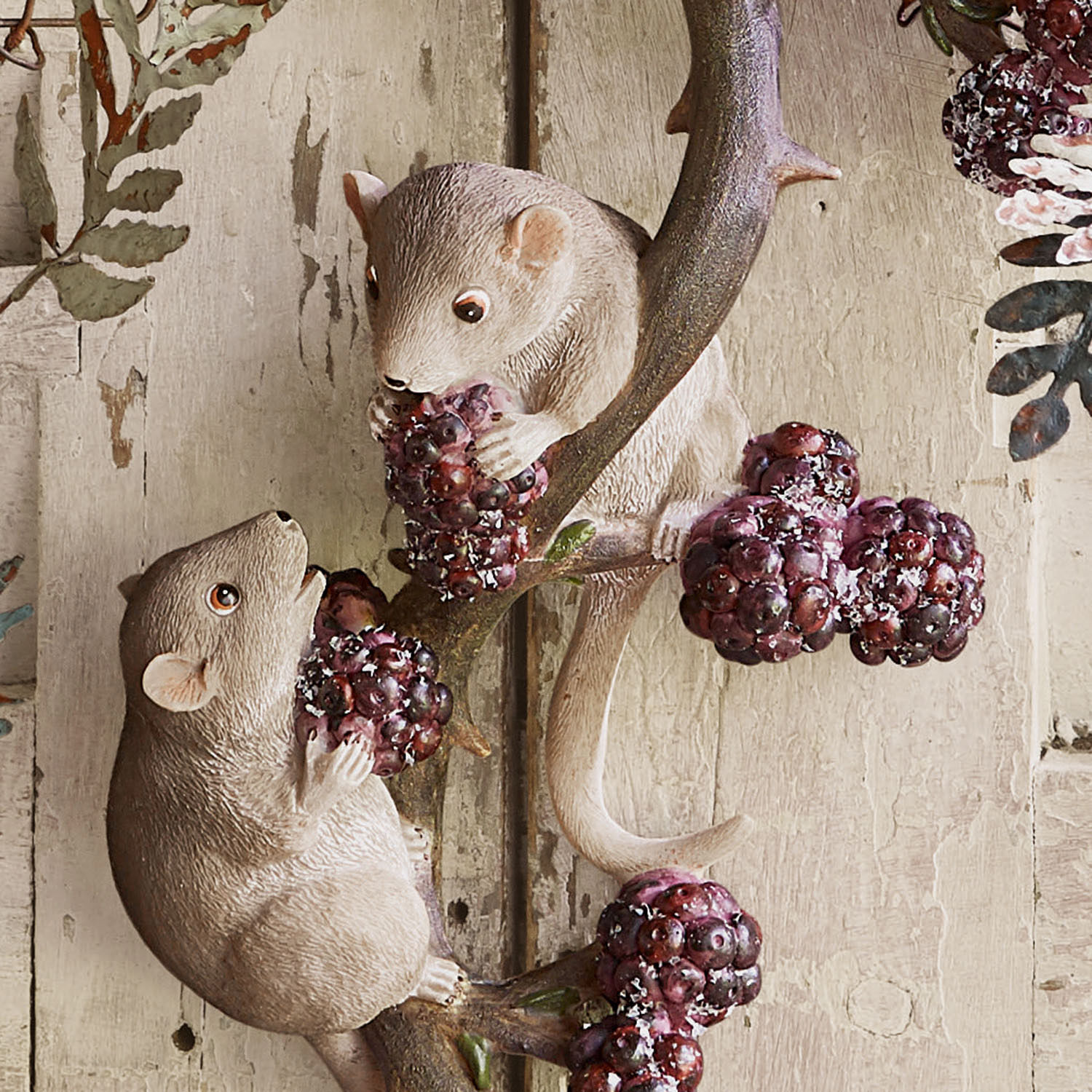 Figuren von zwei Mäusen auf einem Ast mit violetten Früchten als Wohnaccessoire