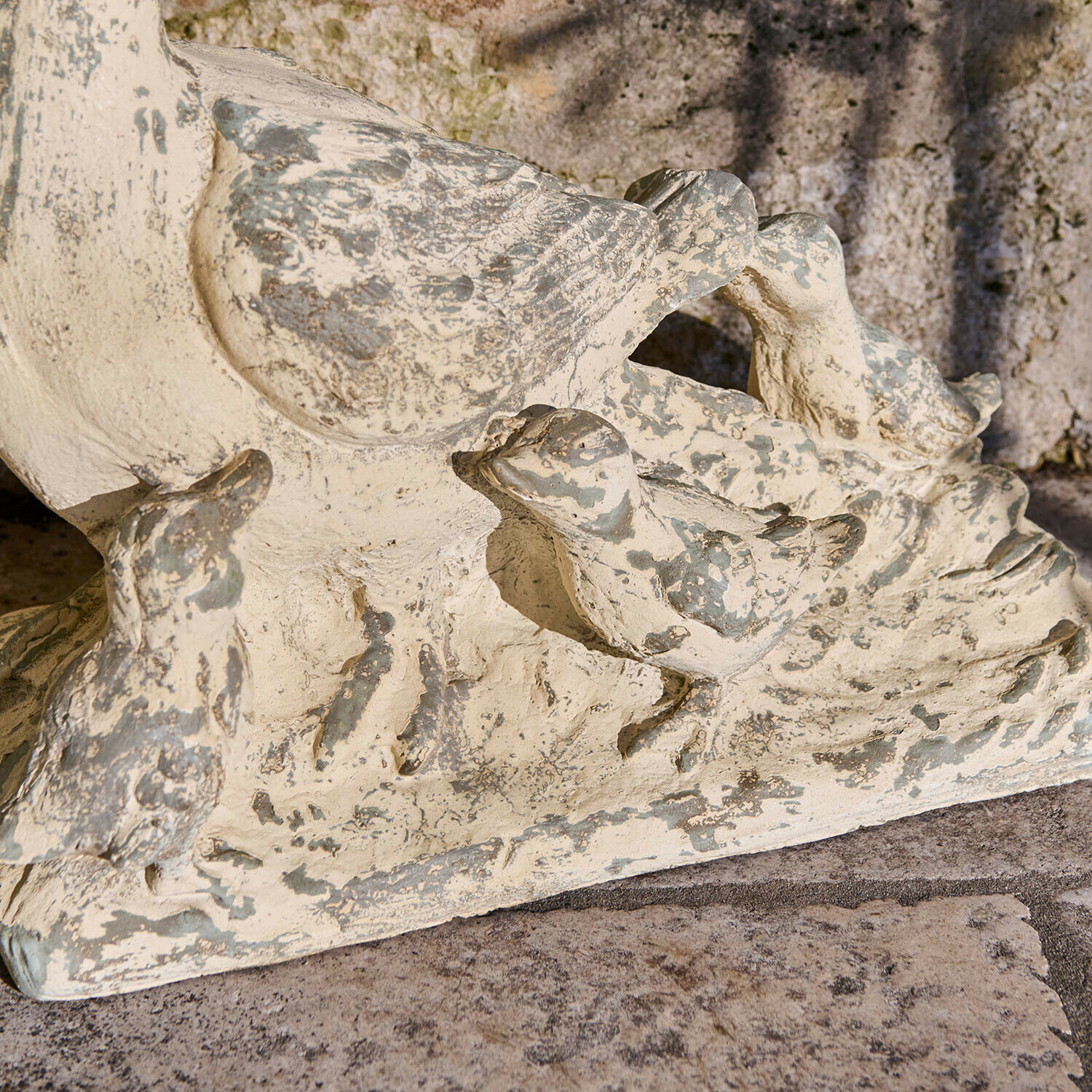 Dekorative Skulptur aus hellem, gealtertem Stein mit Vogelmotiven für Garten