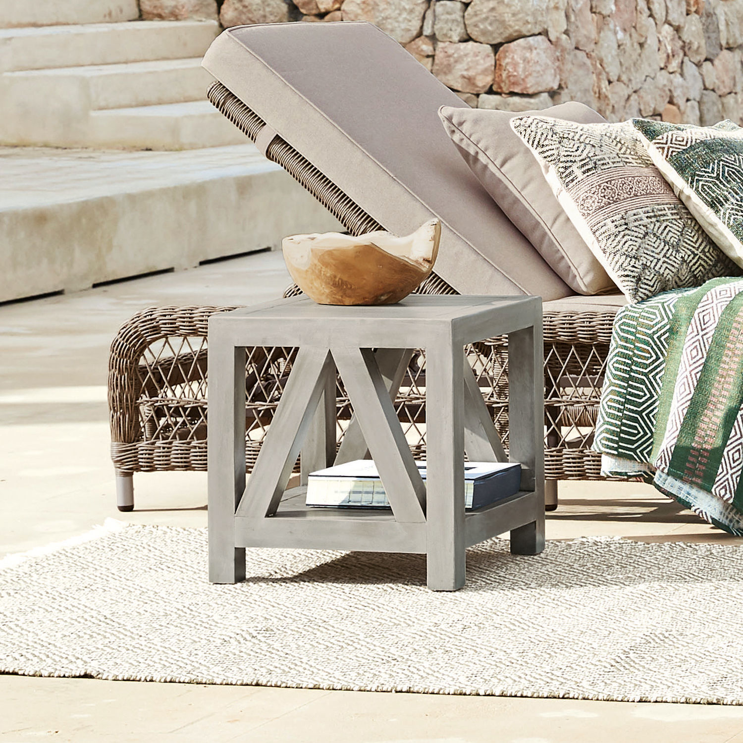 Grauer Beistelltisch aus Beton mit Ablagefach, moderner Outdoor-Möbel für Terrasse