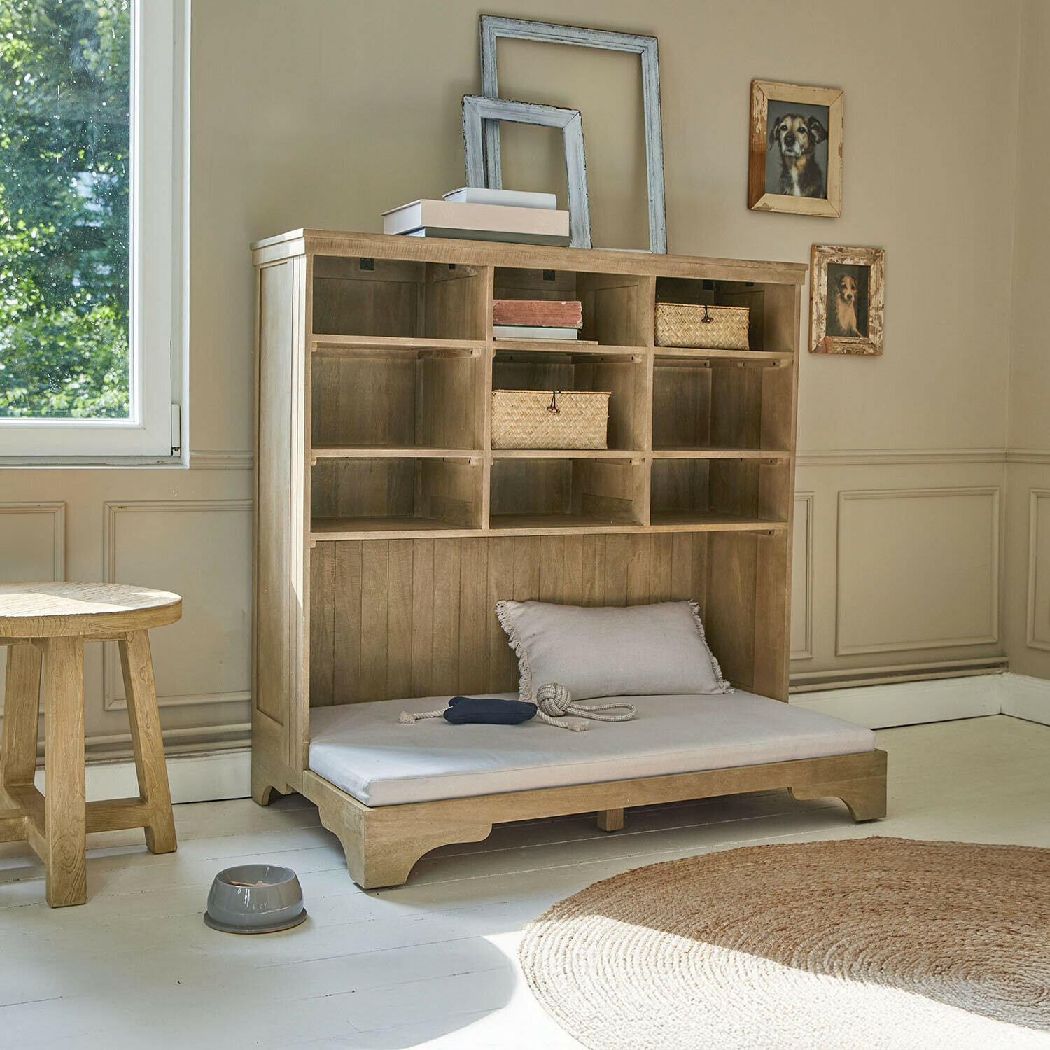Beige Holzregal mit Liegefläche, Kissen und praktischen Fächern in hellem Raum mit Dekoration