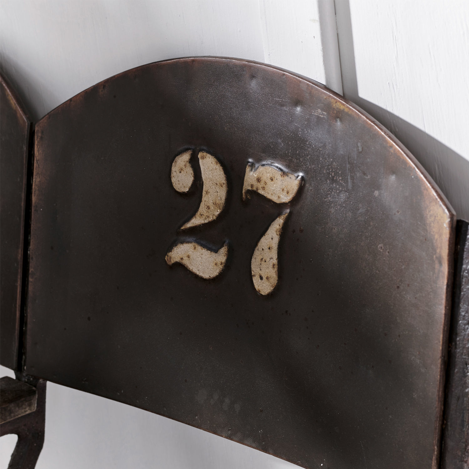 Metallnummer 27 im Vintage-Stil auf dunklem Hintergrund, dekorative Wandtafel mit Patina