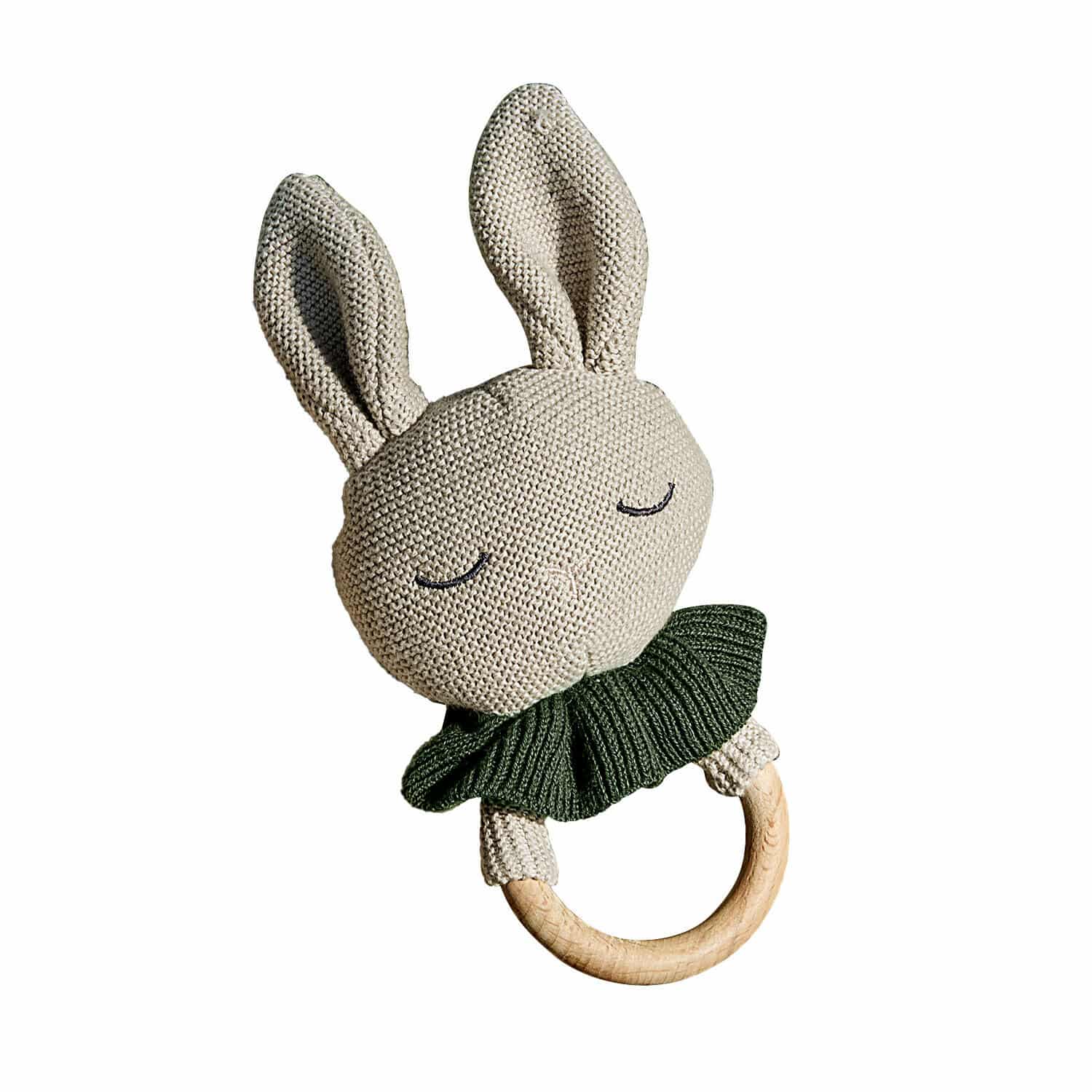 Spielzeugring Cuddlecloud Holz-Beißring mit gestricktem beigem Hasenkopf und grünem Kragen, Babyspielzeug