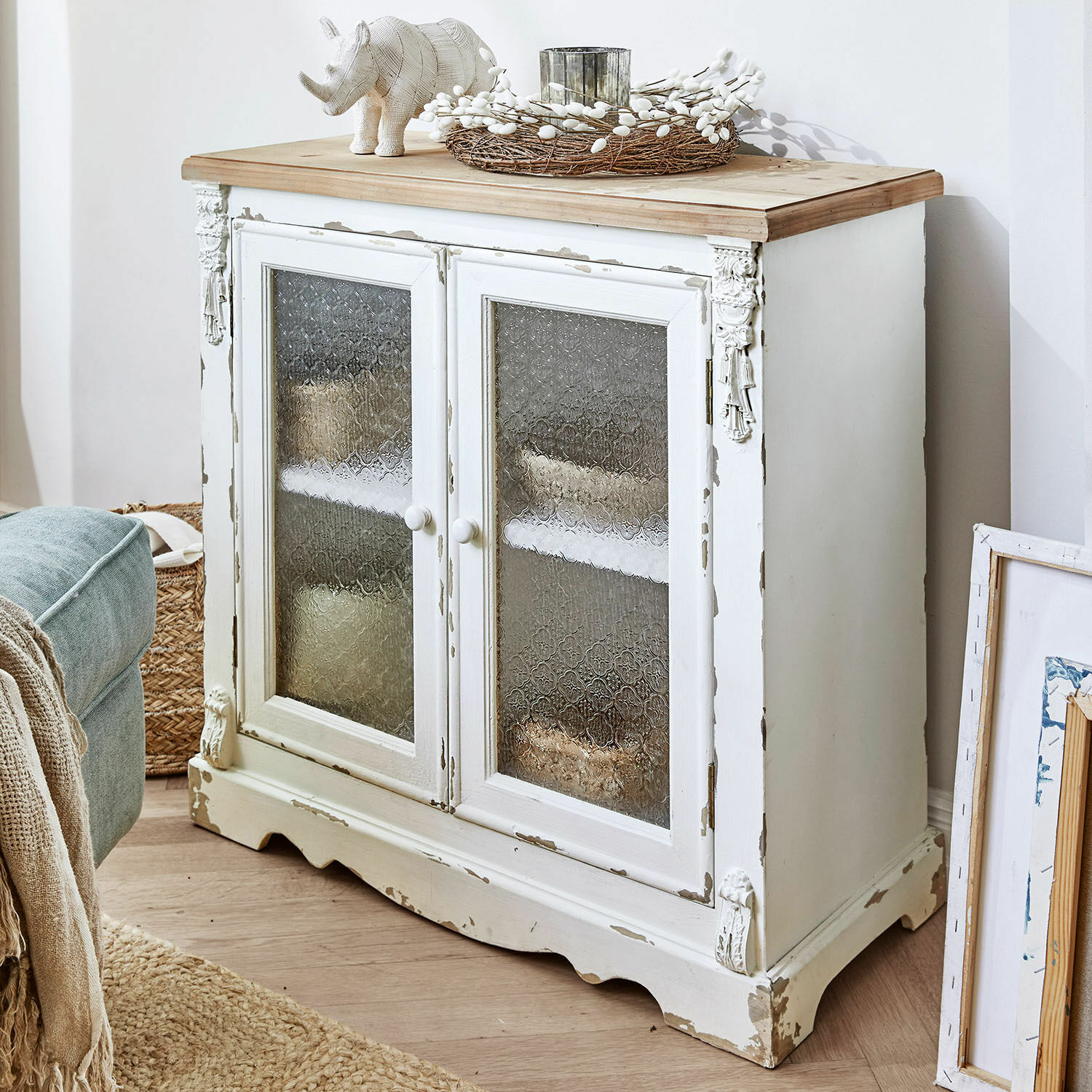 Kommode South Yarmouth Weiße Holzkommode mit antikem Look und dekorativen Glastüren im Landhausstil
