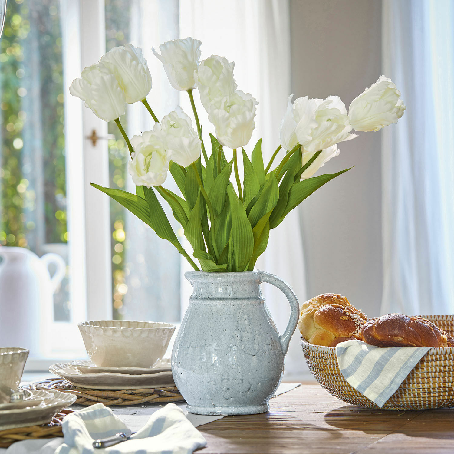 Kunstblume Tulpe 6er Set Lamarr Weißer Keramikkrug mit weißen Tulpen auf Holztisch mit Gebäck und Geschirr im Hintergrund