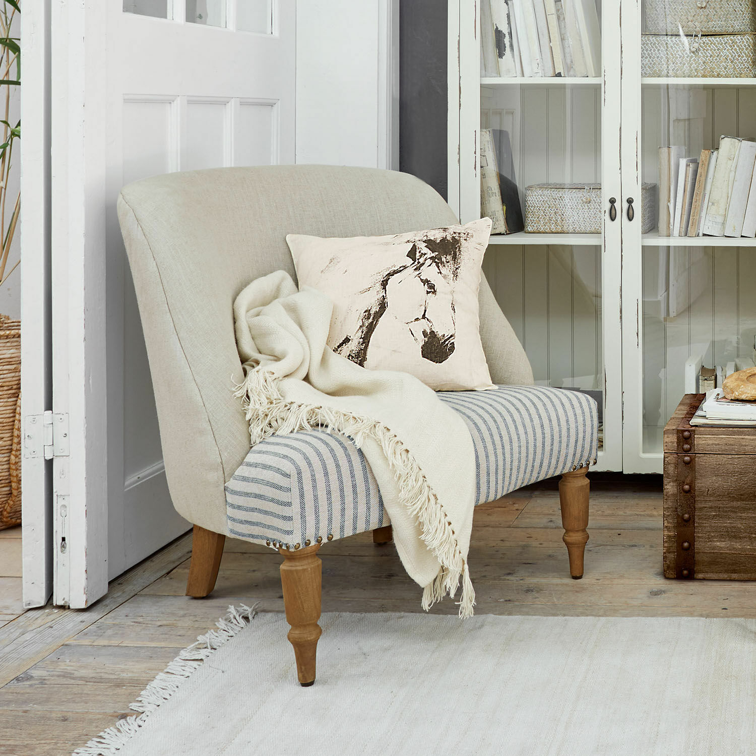 Sessel Maplewood Zweisitziges Sofa mit beigem Rücken und gestreiftem Sitz, Pferdekissen und cremefarbenem Plaid