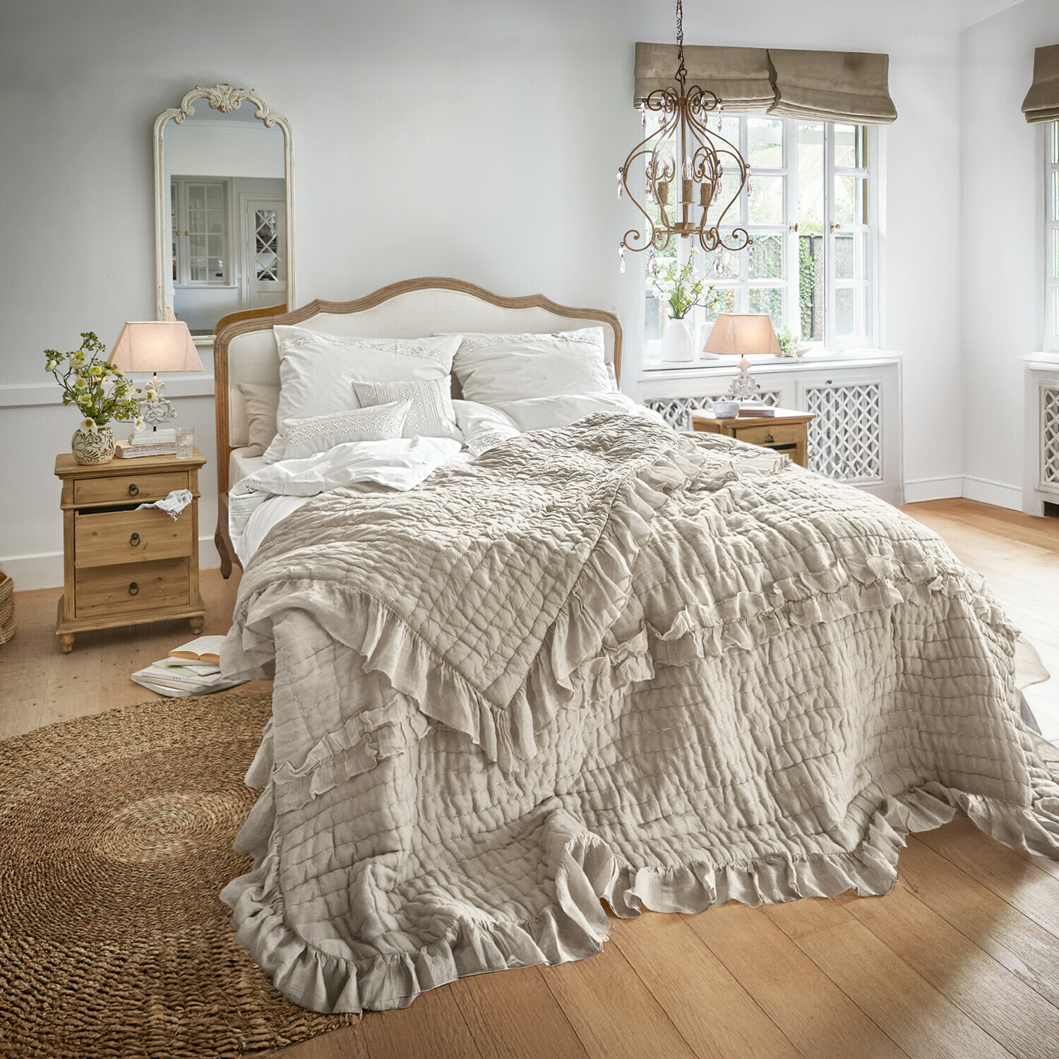 Bett Serravalle Gemütliches Schlafzimmer mit beiger Rüschendecke auf dem Bett und Vintage-Holzmöbeln