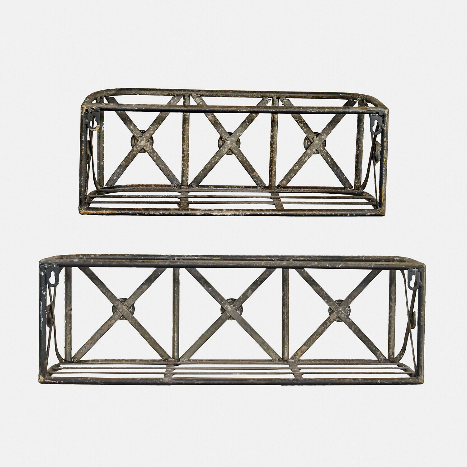 Set aus zwei schwarzen, antik wirkenden Metall-Wandregalen im Vintage-Stil für dekorative Aufbewahrung