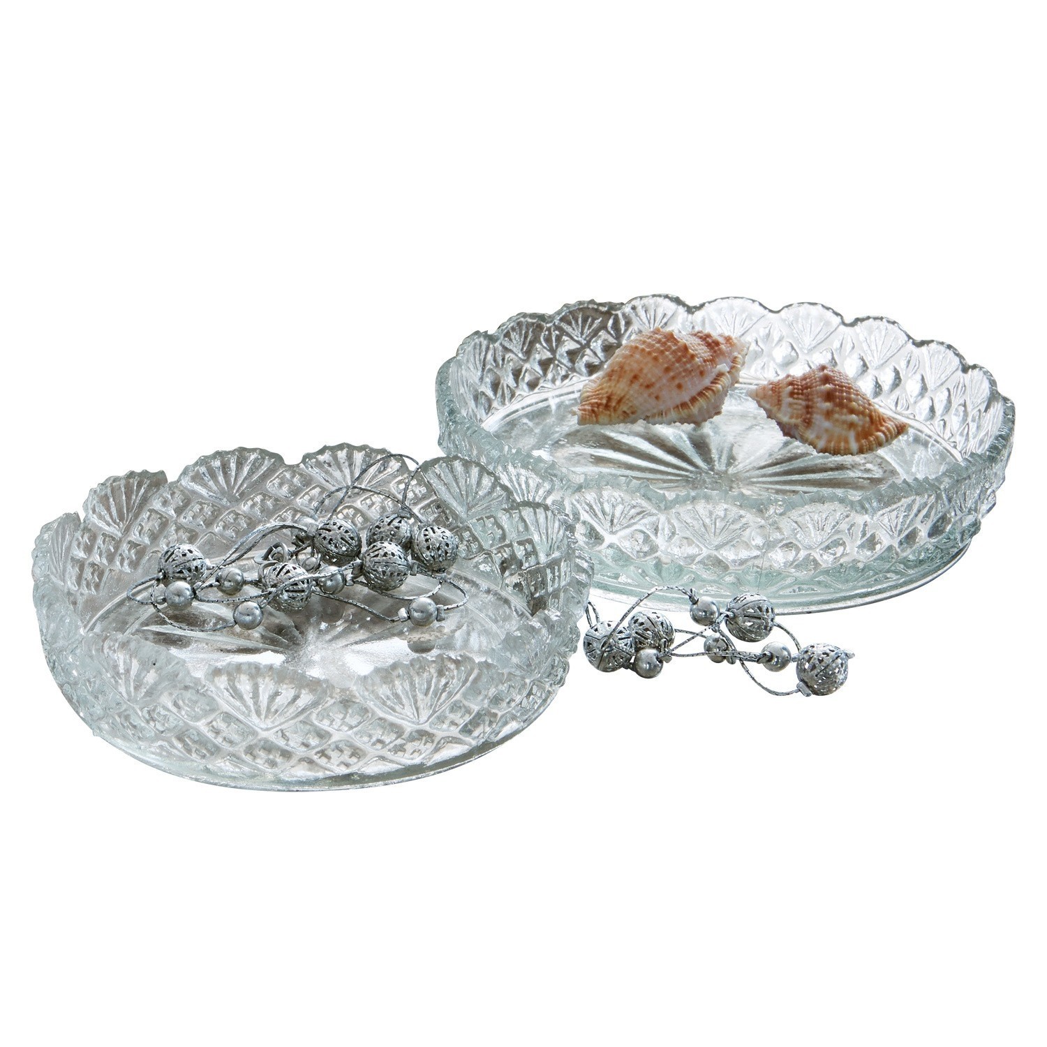 Zwei durchsichtige Glasschalen mit dekorativem Muster, verziert mit Muscheln und silbernen Kugeln