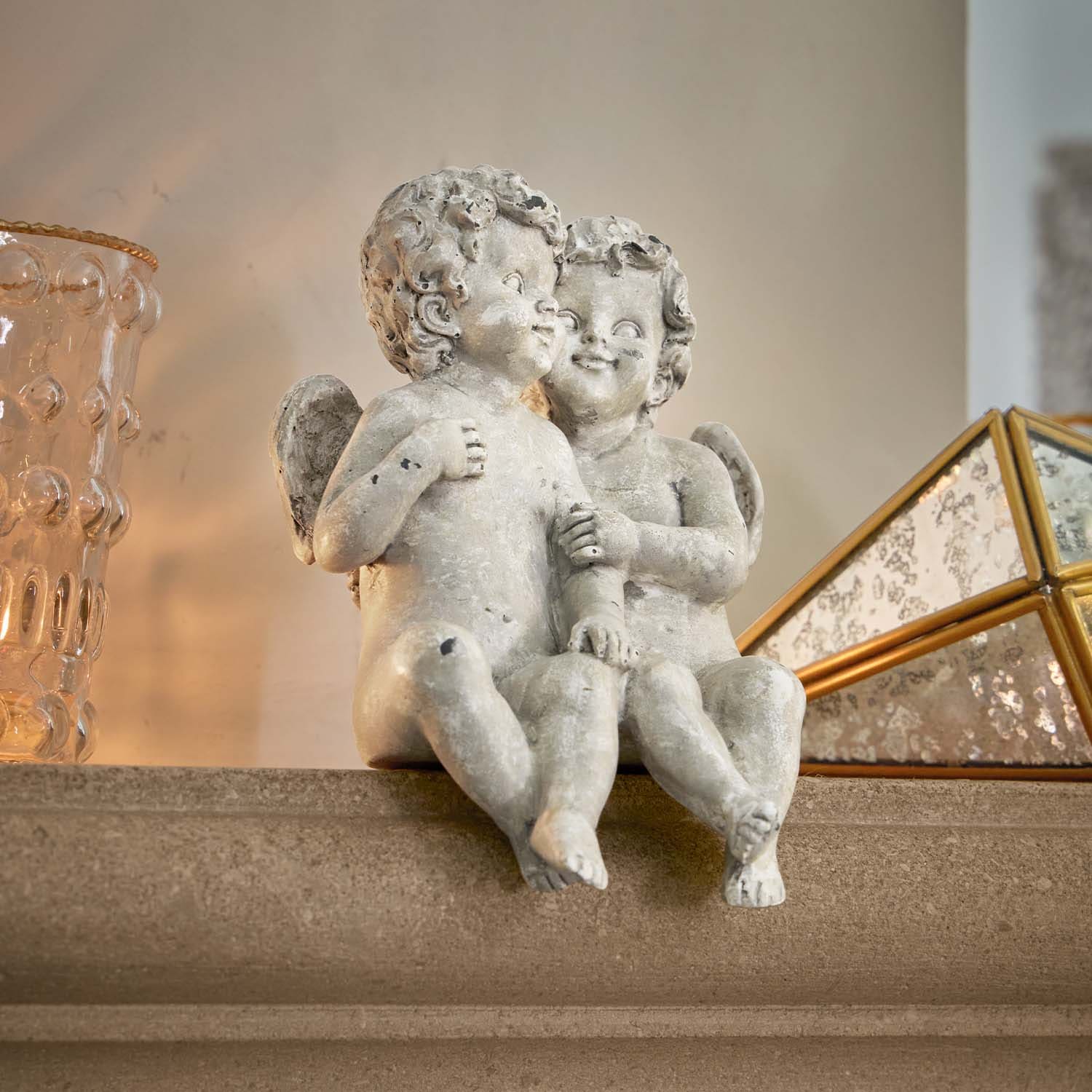 Figur aus grauem Beton mit zwei sitzenden Engeln, dekorative Innenraumgestaltung
