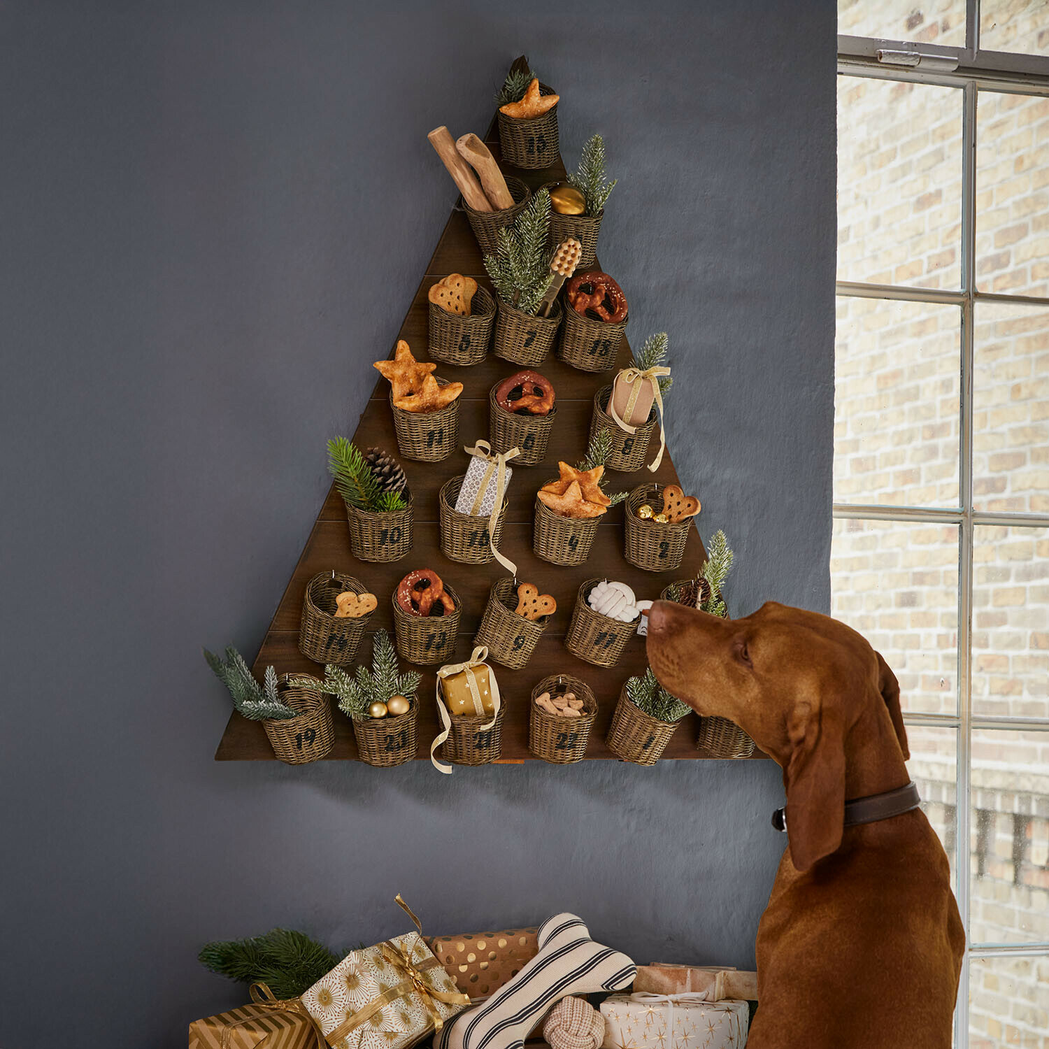Adventskalender Veldaen Holz-Adventskalender in Tannenbaumform mit geflochtenen Körben und weihnachtlicher Dekoration