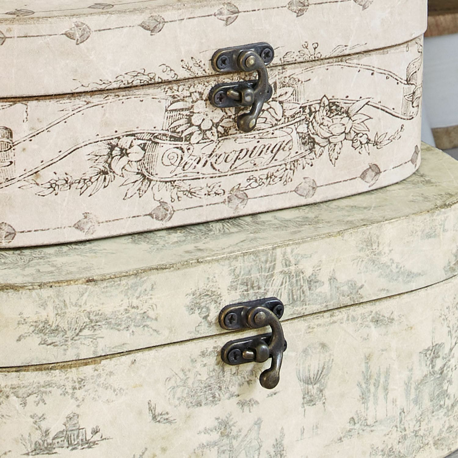 Zwei dekorative cremefarbene Boxen mit Metallverschluss und zartem Vintage-Muster