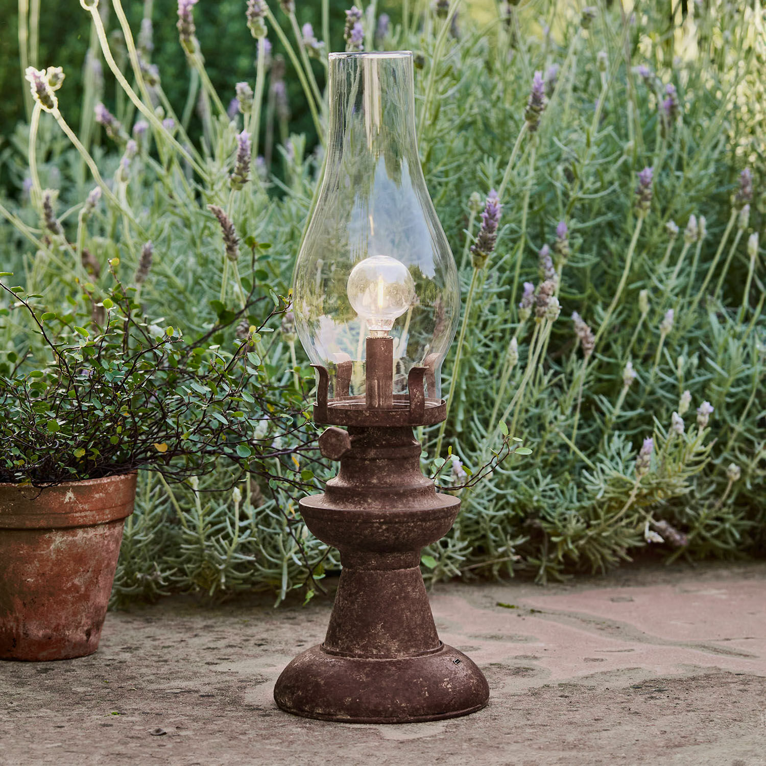 Wiederaufladbare LED-Laterne Chexbres Gartenlaterne aus braunem Metall mit klarem Glas-Schirm im rustikalen Stil