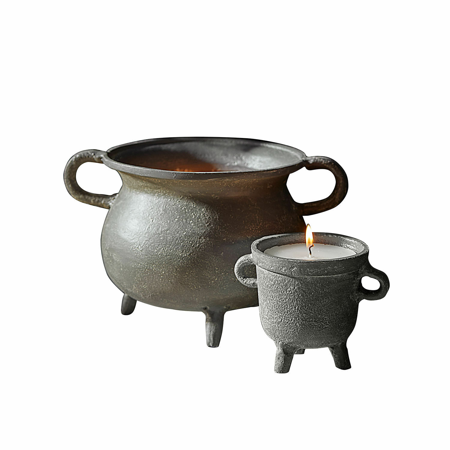 Set aus zwei dekorativen Kerzen in schwarzen Metallgefäßen mit Griffen und Füßen