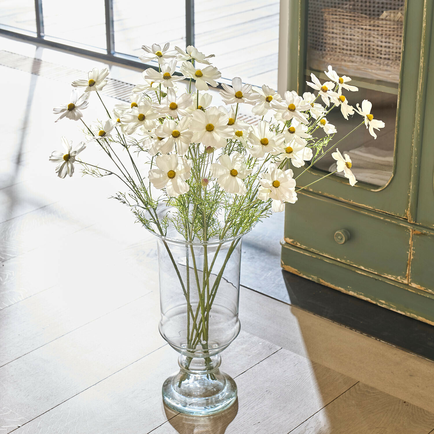 Deko-Blumen 6er Set Lunavelle Transparente Glasvase mit weißen Kosmosblumen auf hellem Boden im natürlichen Licht