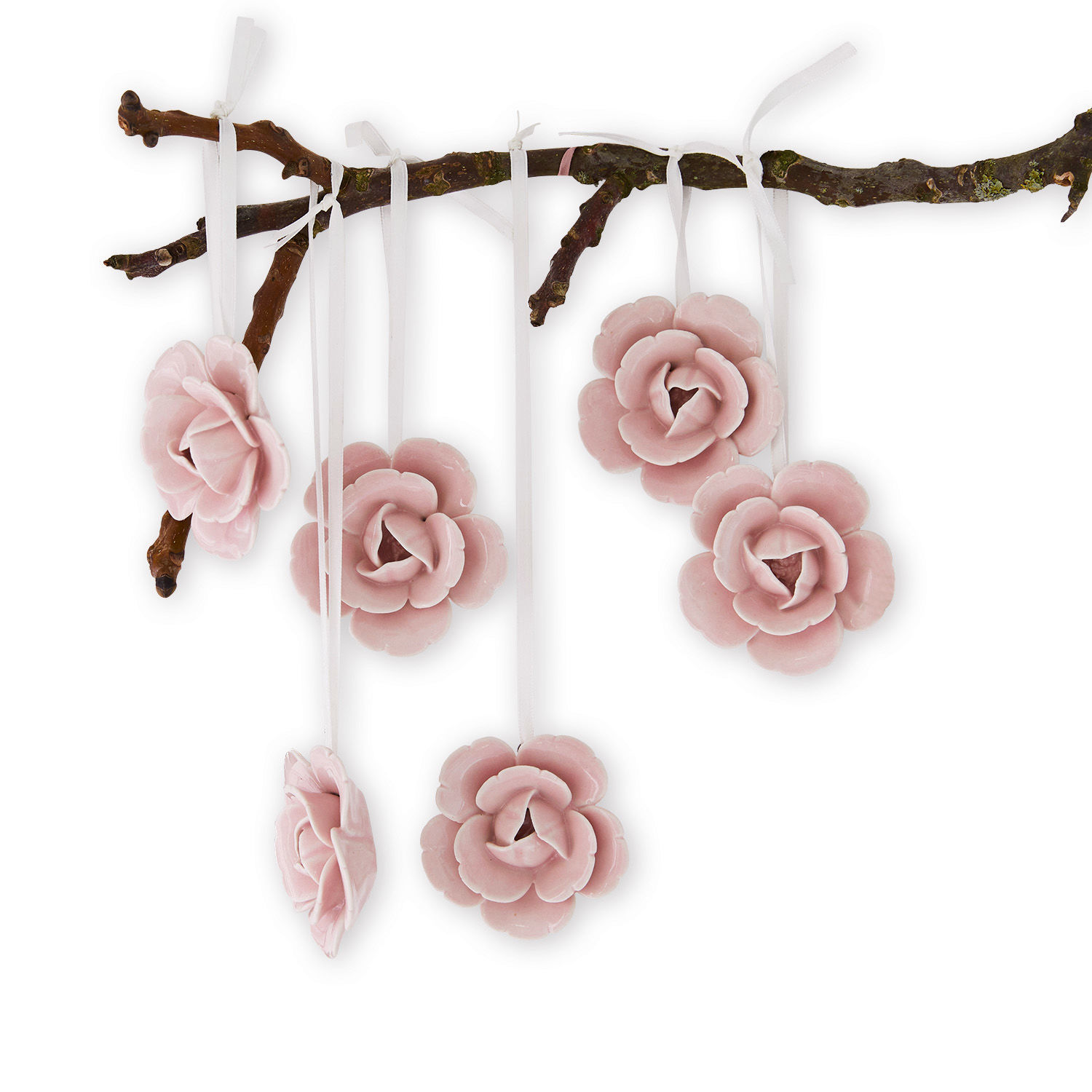 Rosa Keramikblumen an weißen Bändern an einem Ast hängend, Wohnraumdekoration