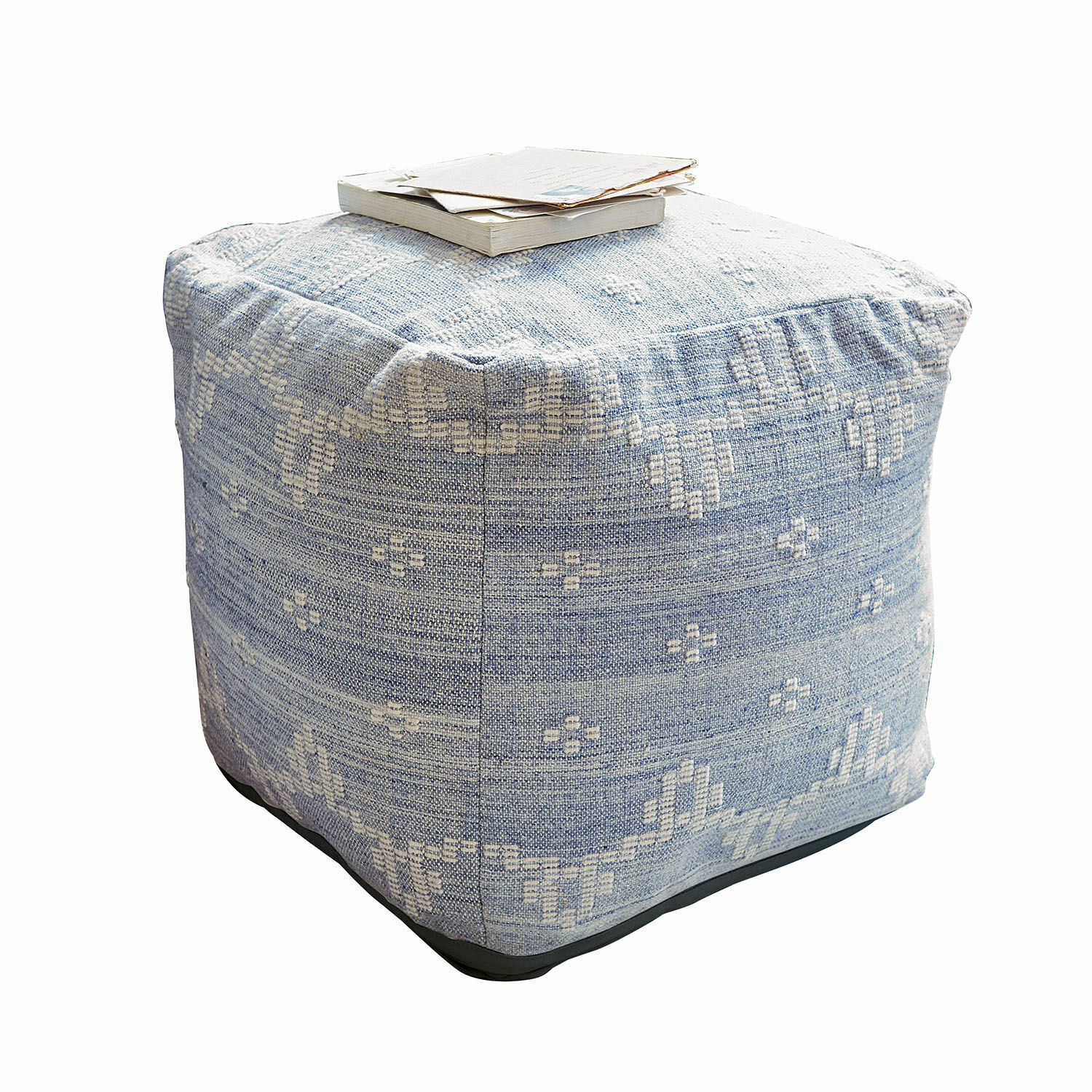 Quadratischer Sitzpouf aus hellblauem Stoff mit weißem Muster, ideal für Wohnzimmer und Deko